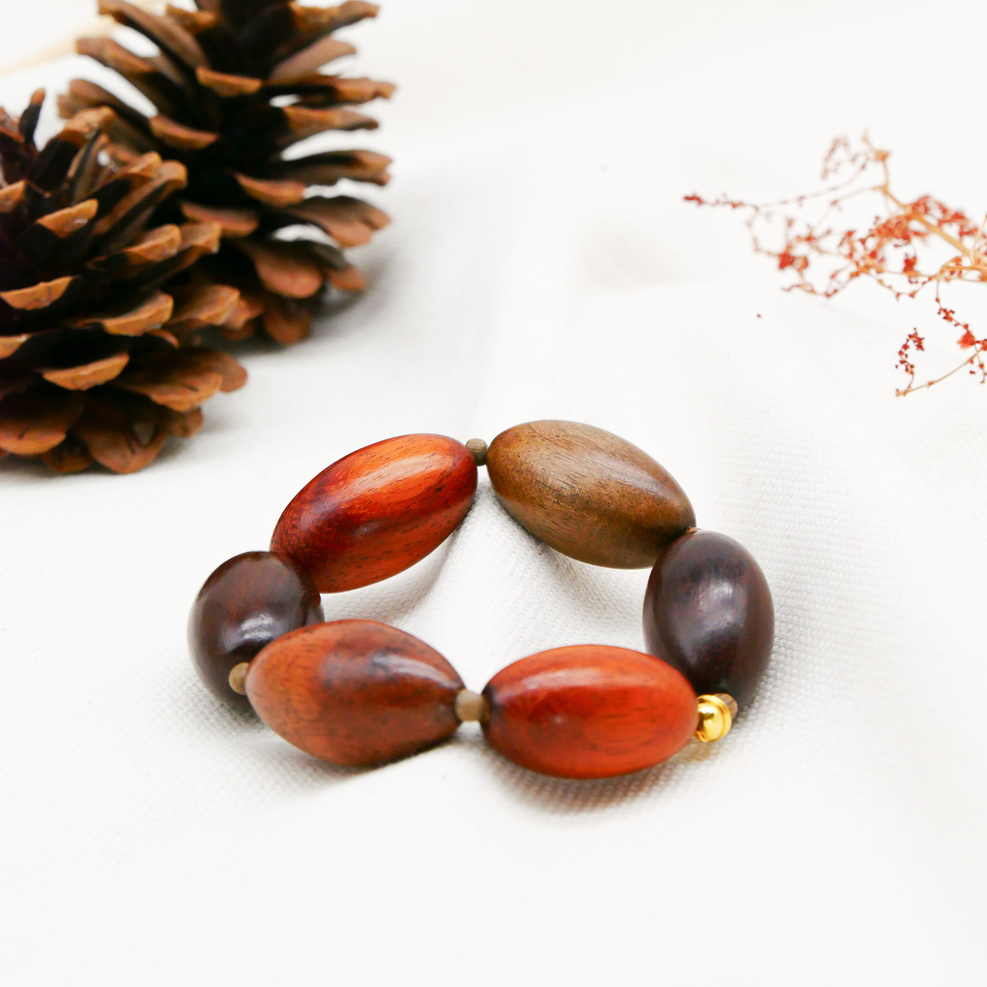 "Woodland" Armband auf Gummi "Olive", Holzolive, Roble, Bayong, Kamagong, Greywood "Woodland" Armband auf Gummi "Olive", Holzolive, Roble, Bayong, Kamagong, Greywood