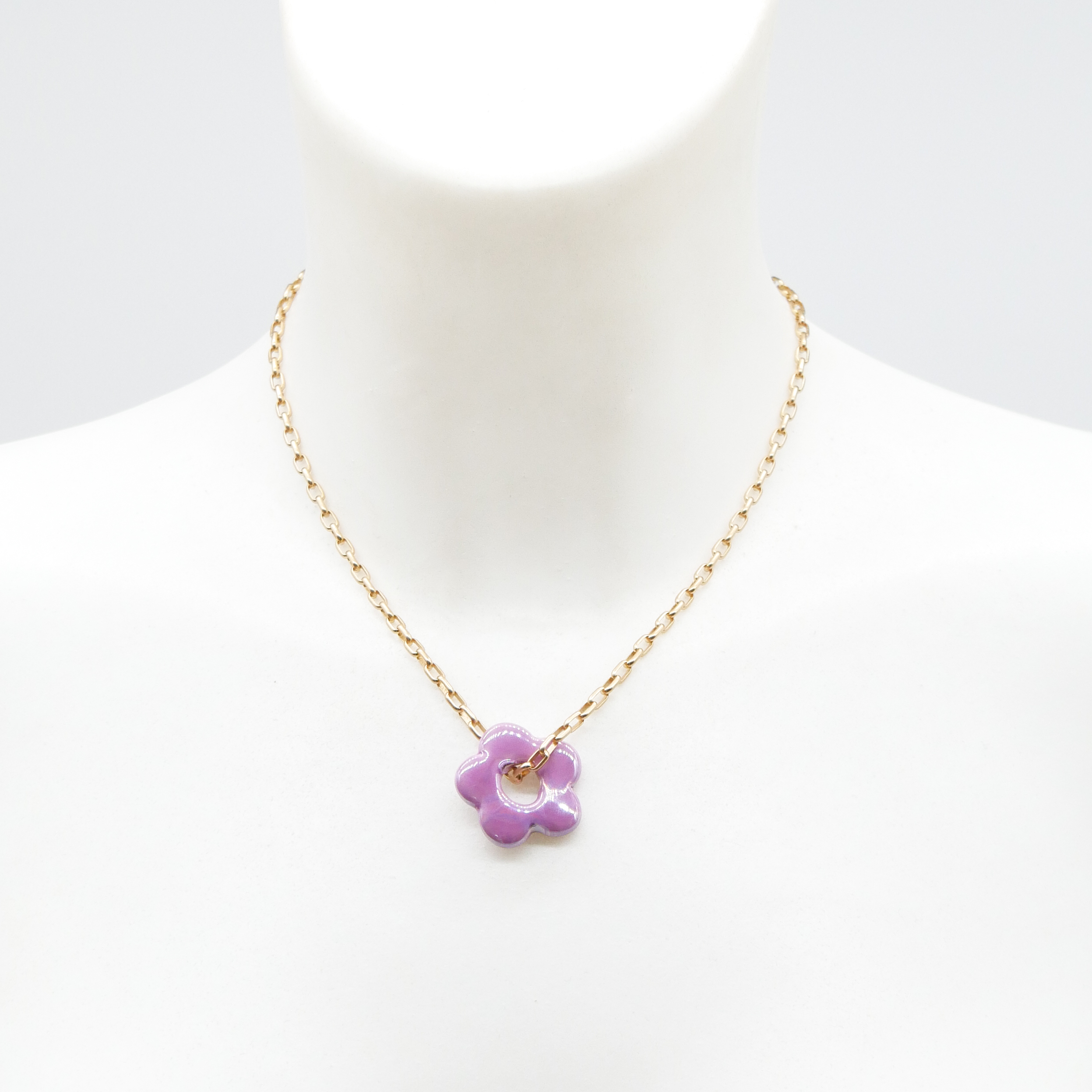 "Summer-Feeling", Kurze Metallkette vergoldet, Keramikblume purple