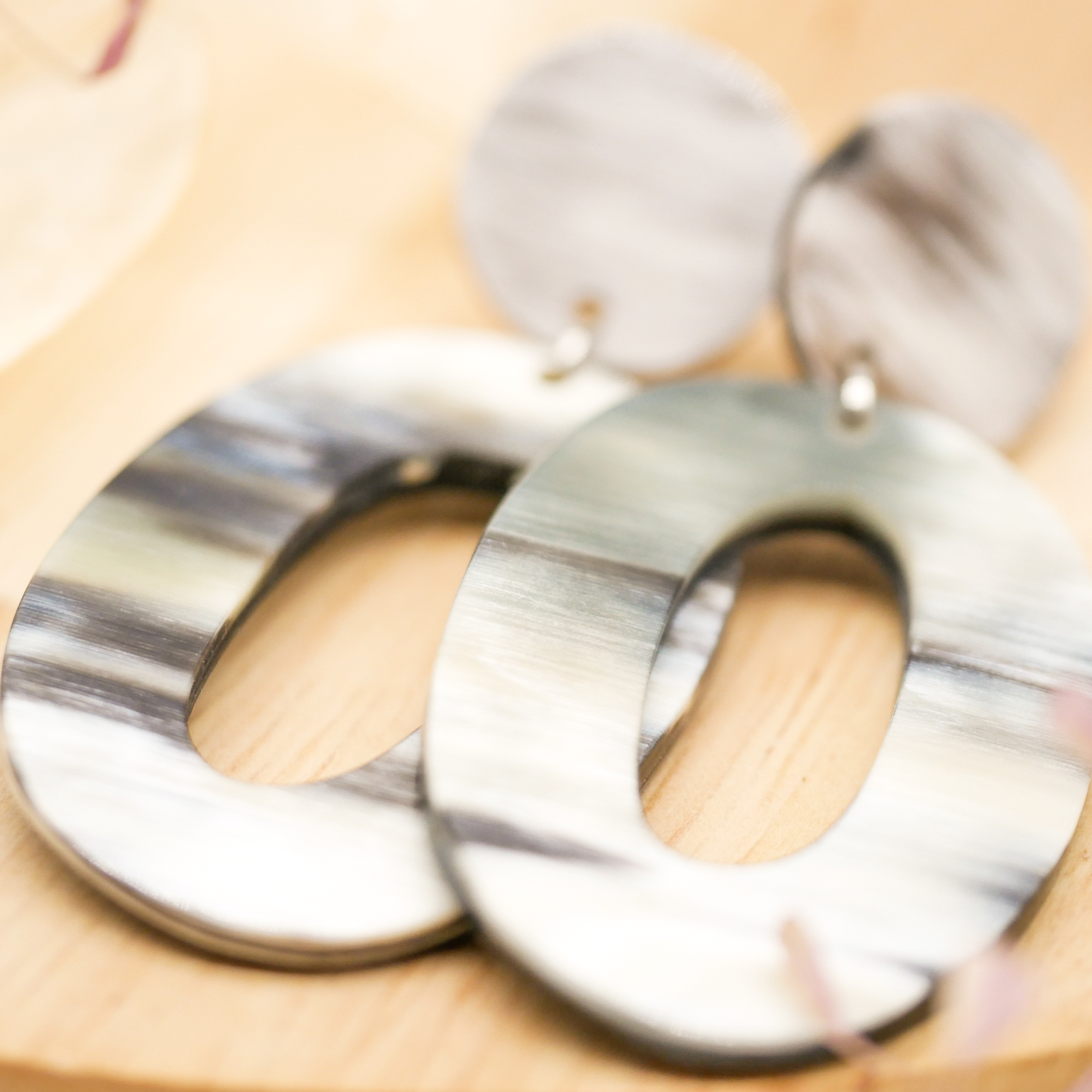 Horn Ohrhänger, große Ellipse, dunkles afrikanisches Horn