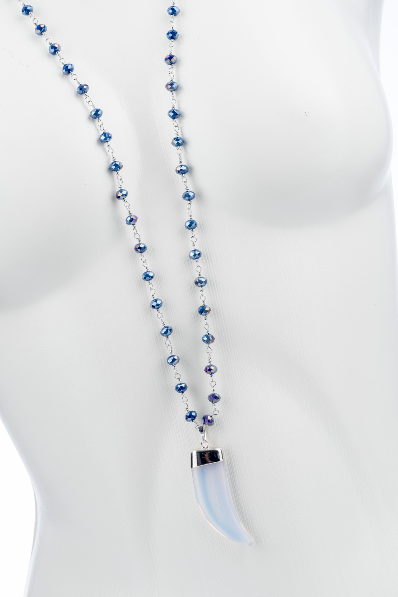 "Steinzähne" lange Kette mit Glaskristallen montan und Opalglas Anhänger