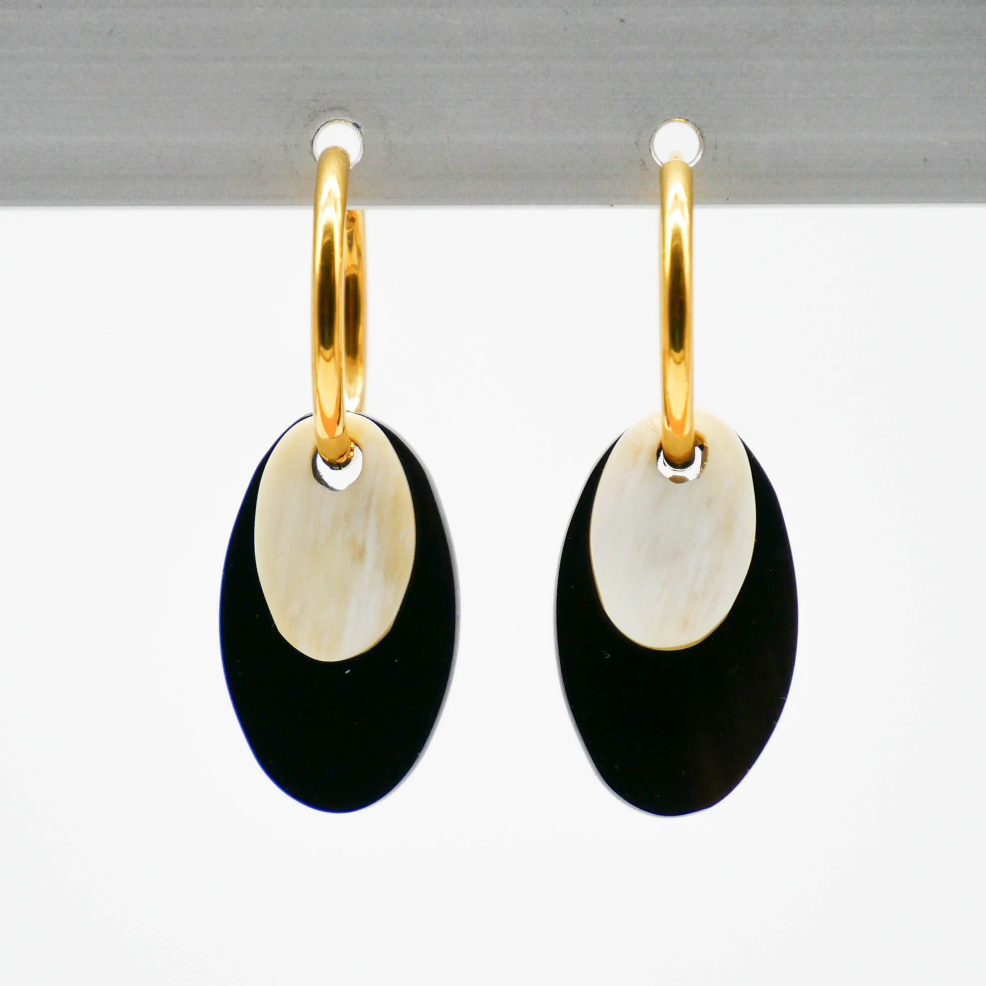 "Craft-Art" Ohrring "kleine Plättchen" schwarz und weiß, vergoldete Edelstahlcreole