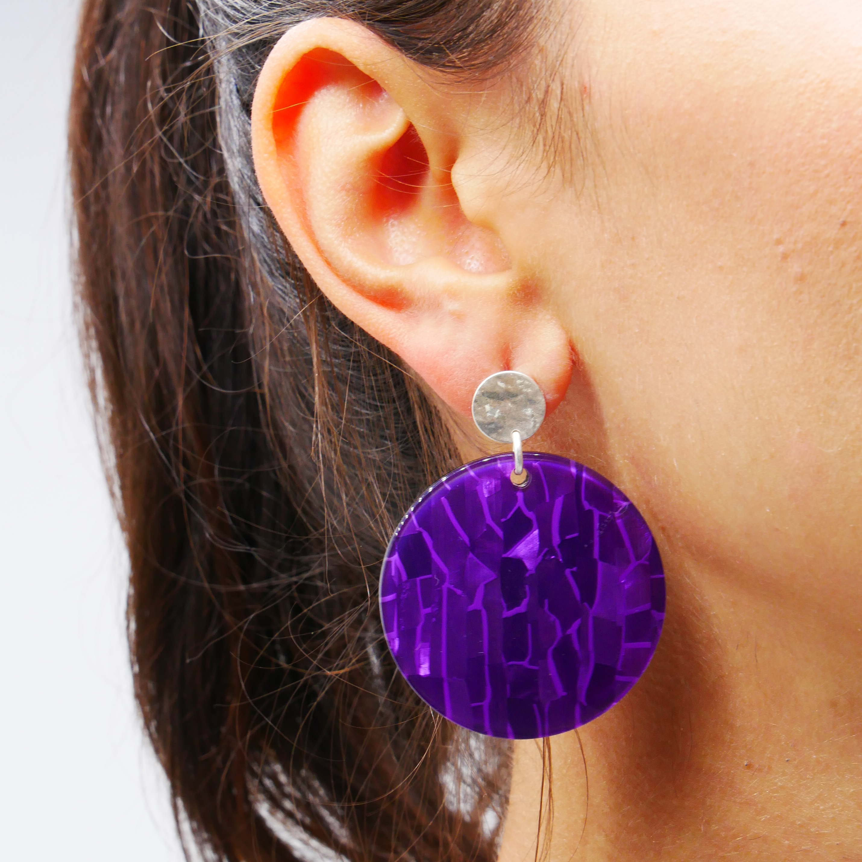 "Color Explosion", ear stud disc Ø 40 mm, upper part Ø 10 mm gold-plated, purple