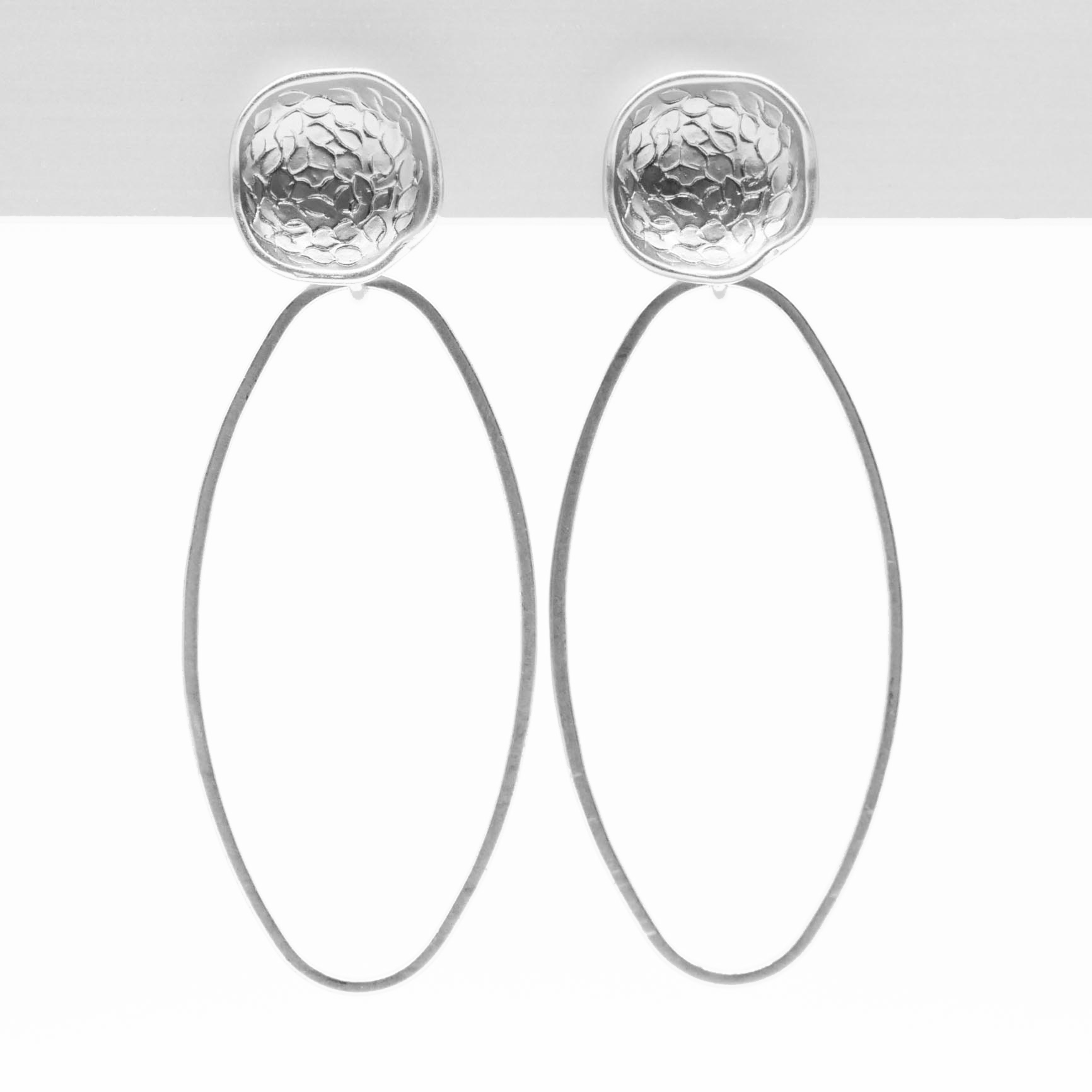 "Charm" Ohrstecker mit großen ovalen Gliedern, versilbert