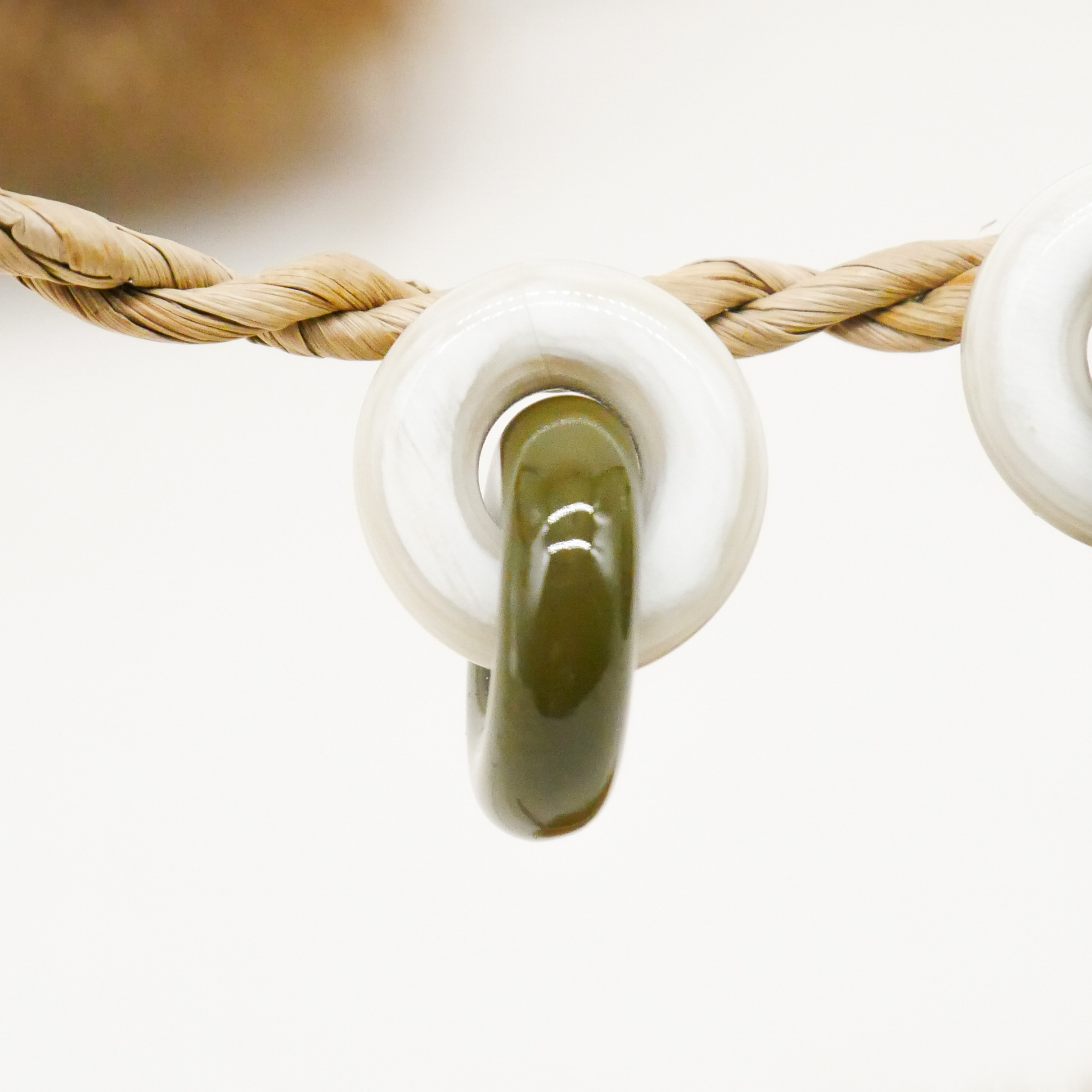  "Craft-Art", Ohrstecker zwei dicke Reife 90 Grad versetzt schwarzes Horn, Lack khaki 