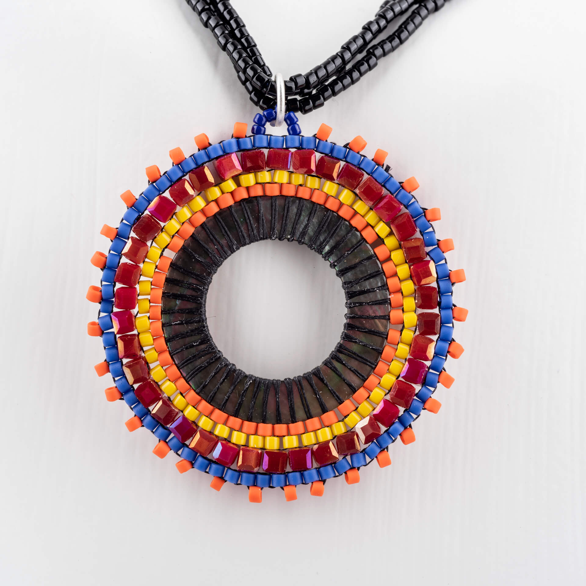 "Toho Art" kurze Kette, runder Anhänger mit Perlmuttreif und feinen Perlen, multicolor