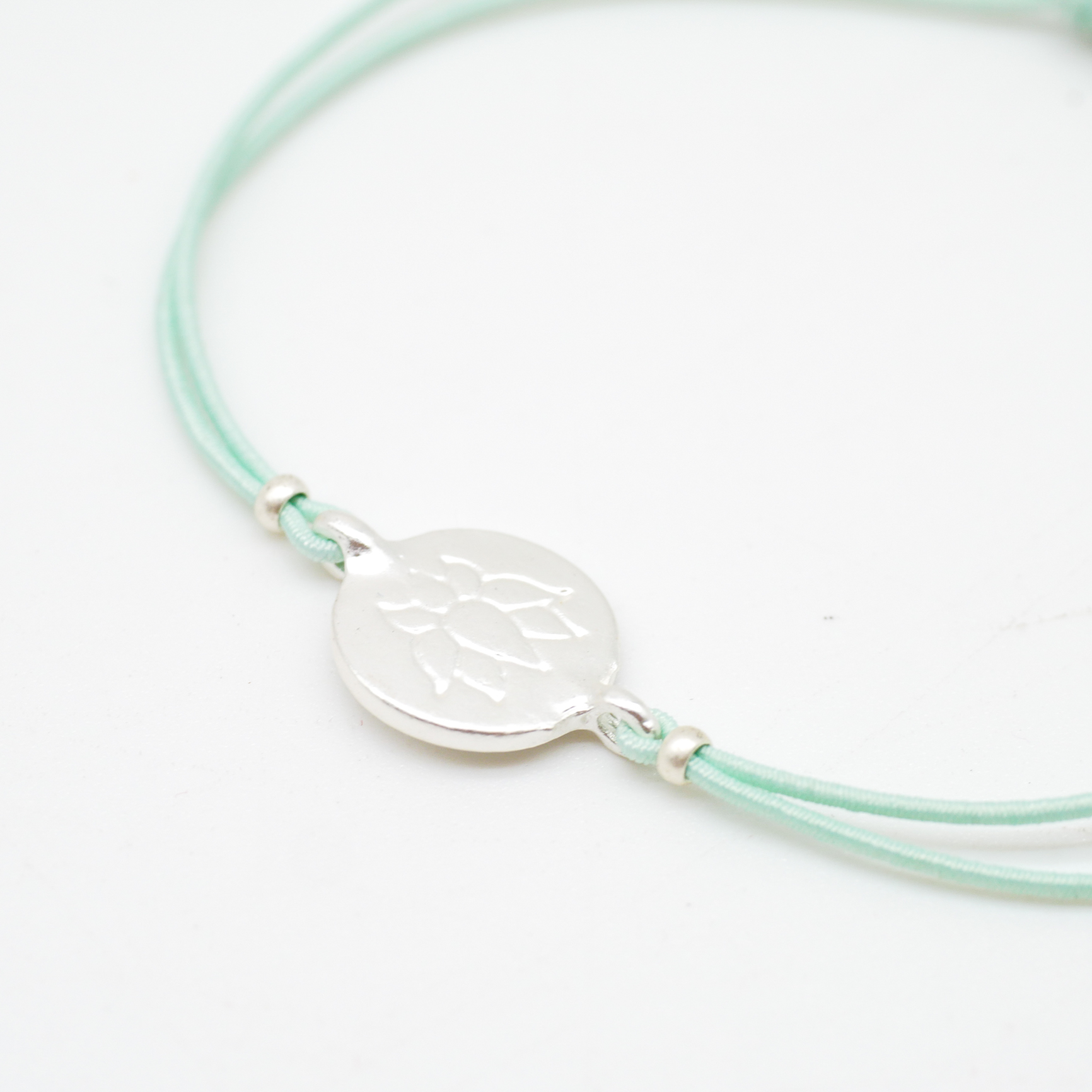"Summer Feeling" elastisches Armband, türkis und silberfarbene Blume - 2er Pack