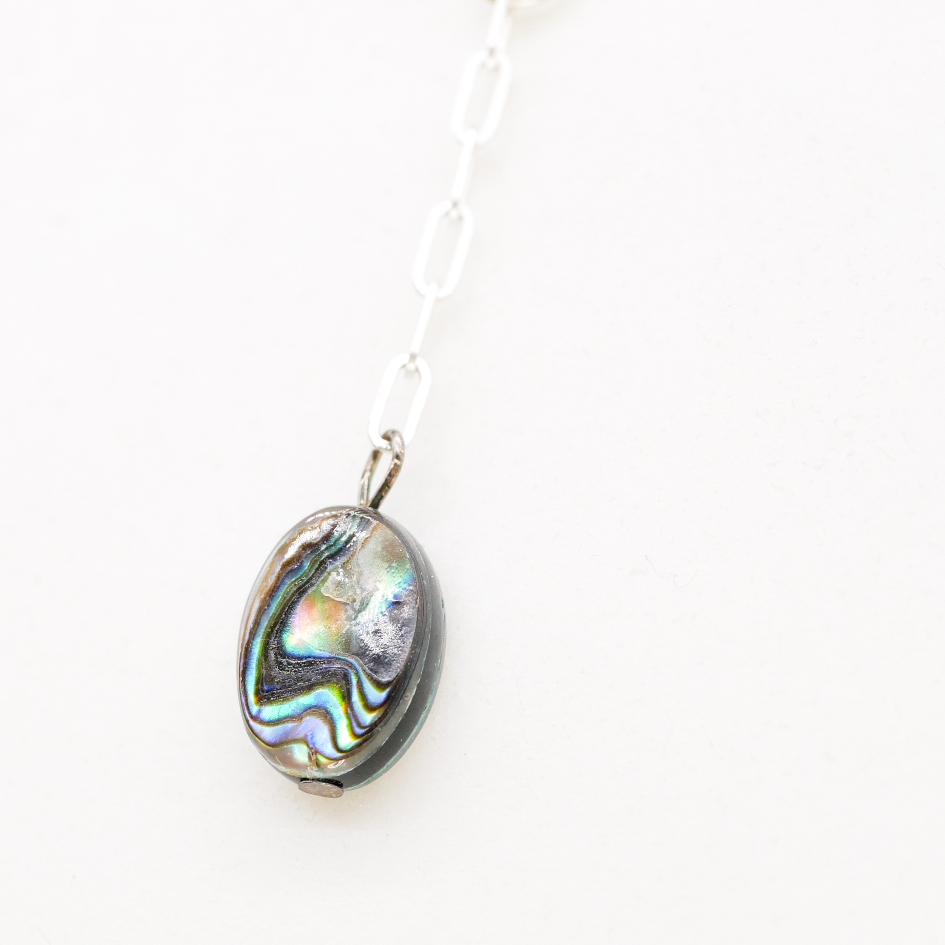 "Shell" kurze Metallkette, kleine Ovale mit Paua Muschel Anhänger, versilbert
