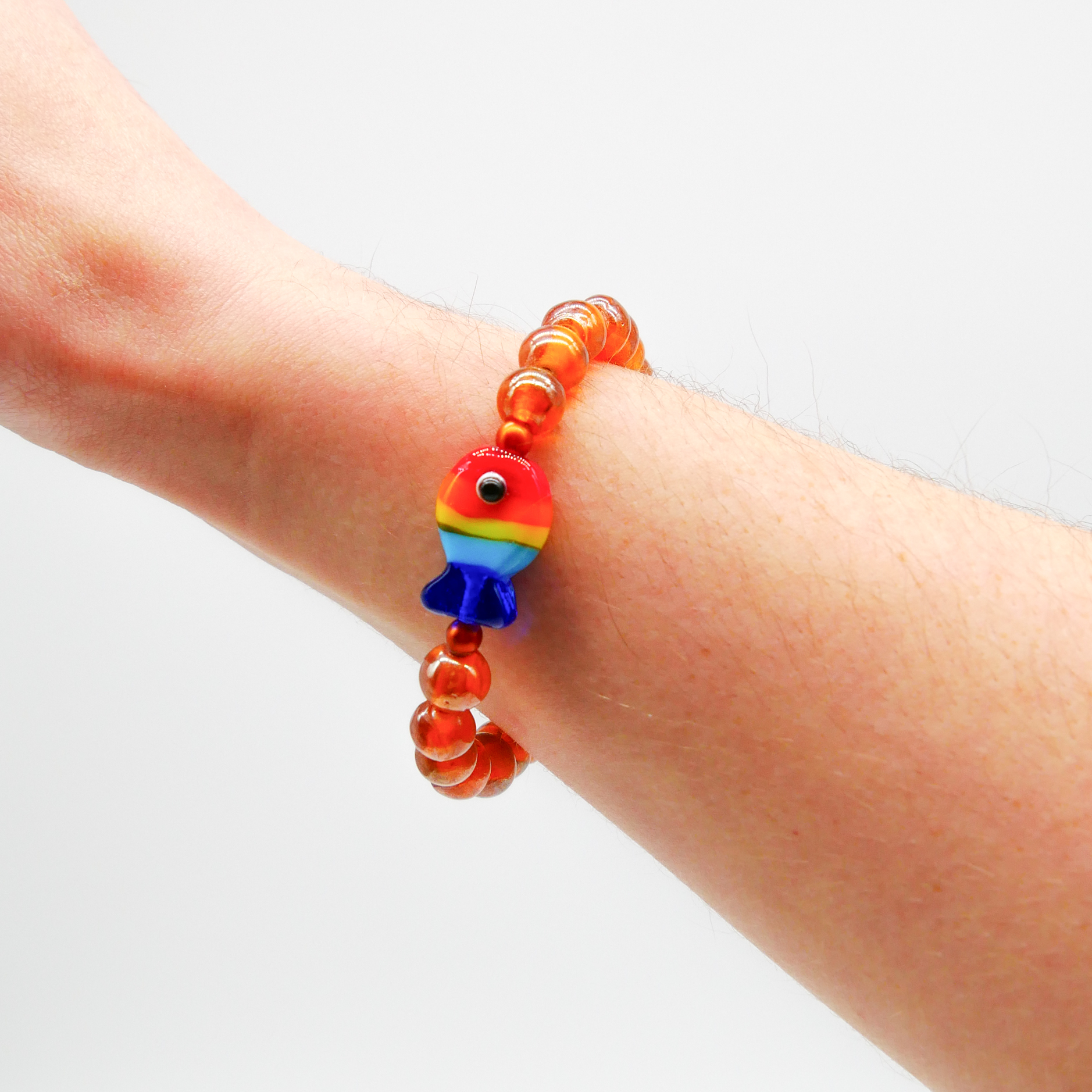 "Summer Feeling" Armband auf Gummi "Fisch" Glasperlen bernstein