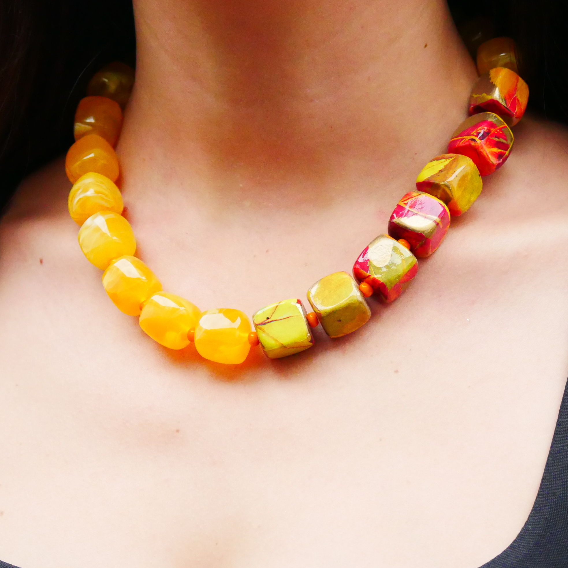 "Summer Feeling", kurze Kette "Cube" Resin- und Papercoated Perlen ca. 16 x 16 mm honig