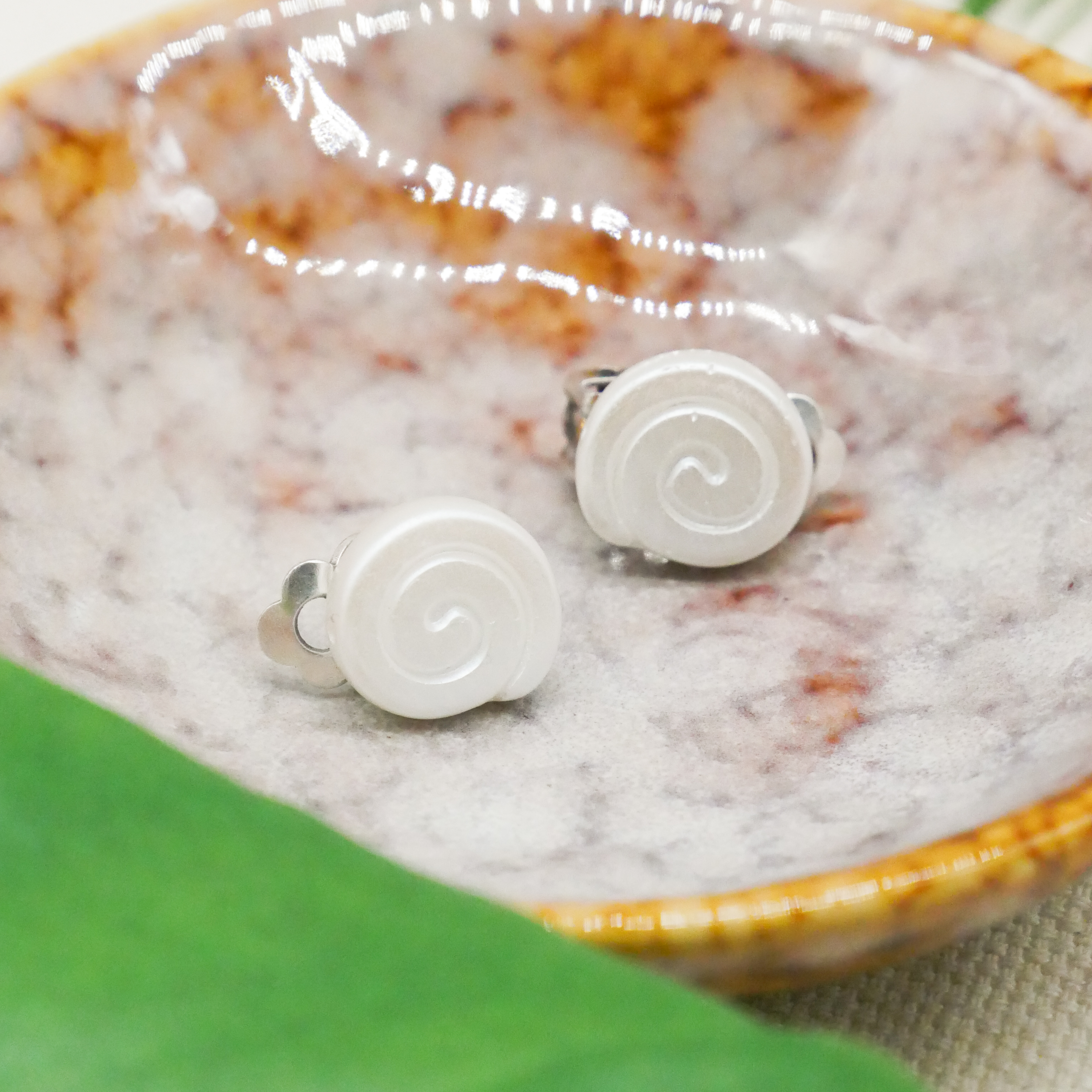 "Shell" Ohrclip kleine Glasschnecke weiß 