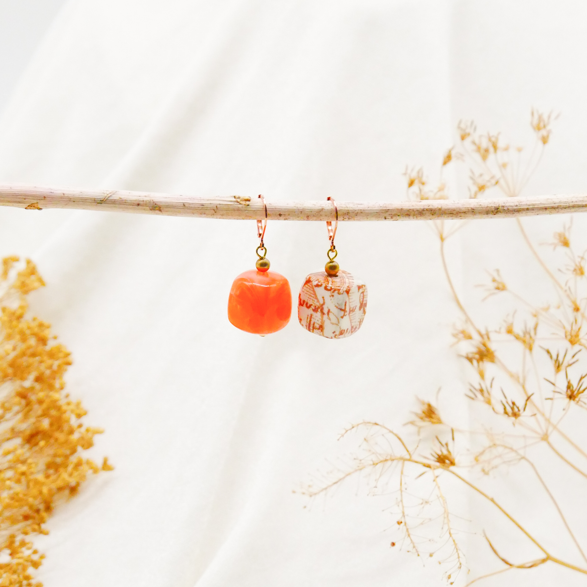 "Summer-Feeling" Ohrring "Cube" Resin- und Papercoated Perlen, orange