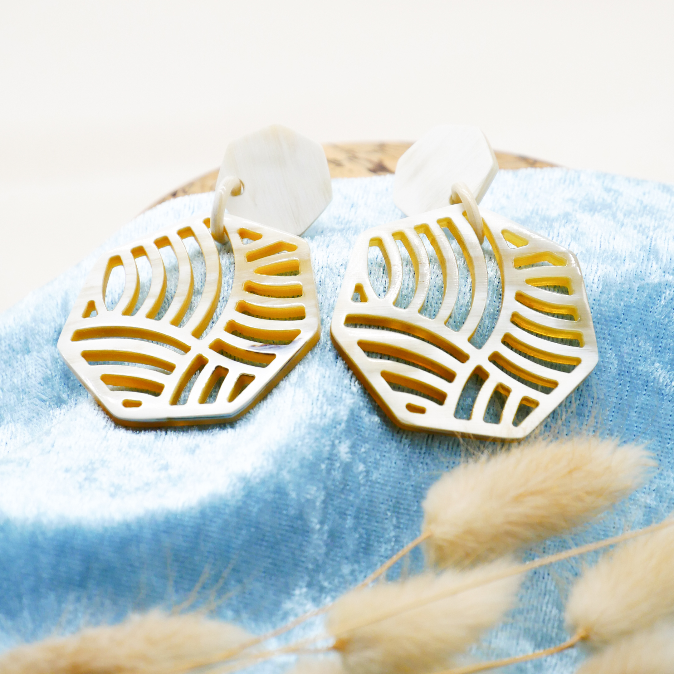  "Craft Art" Ohrring "Polygon" weißes Horn