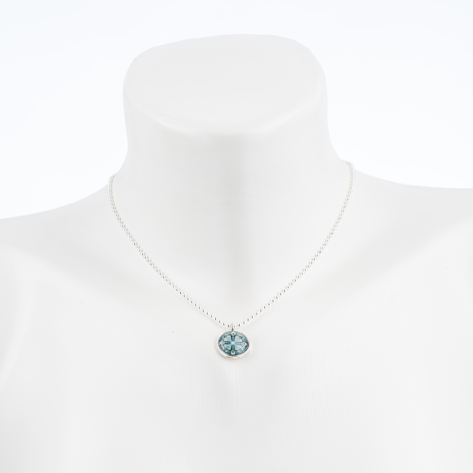 "Mandala" short necklace, dainty, with glass pendant, chandelier light