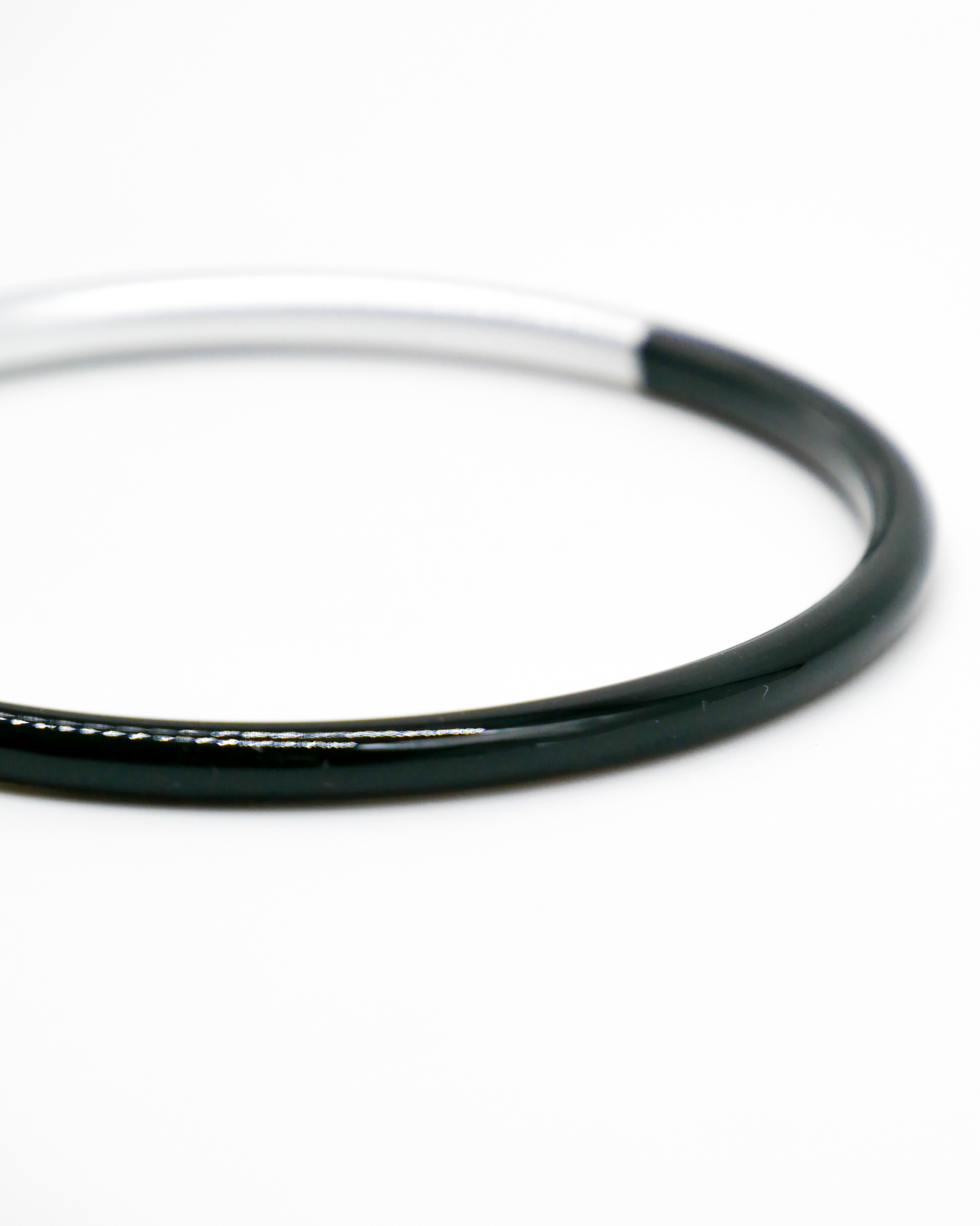  "Craft Art" zarter Armreif, schwarzes Horn, Lack silber