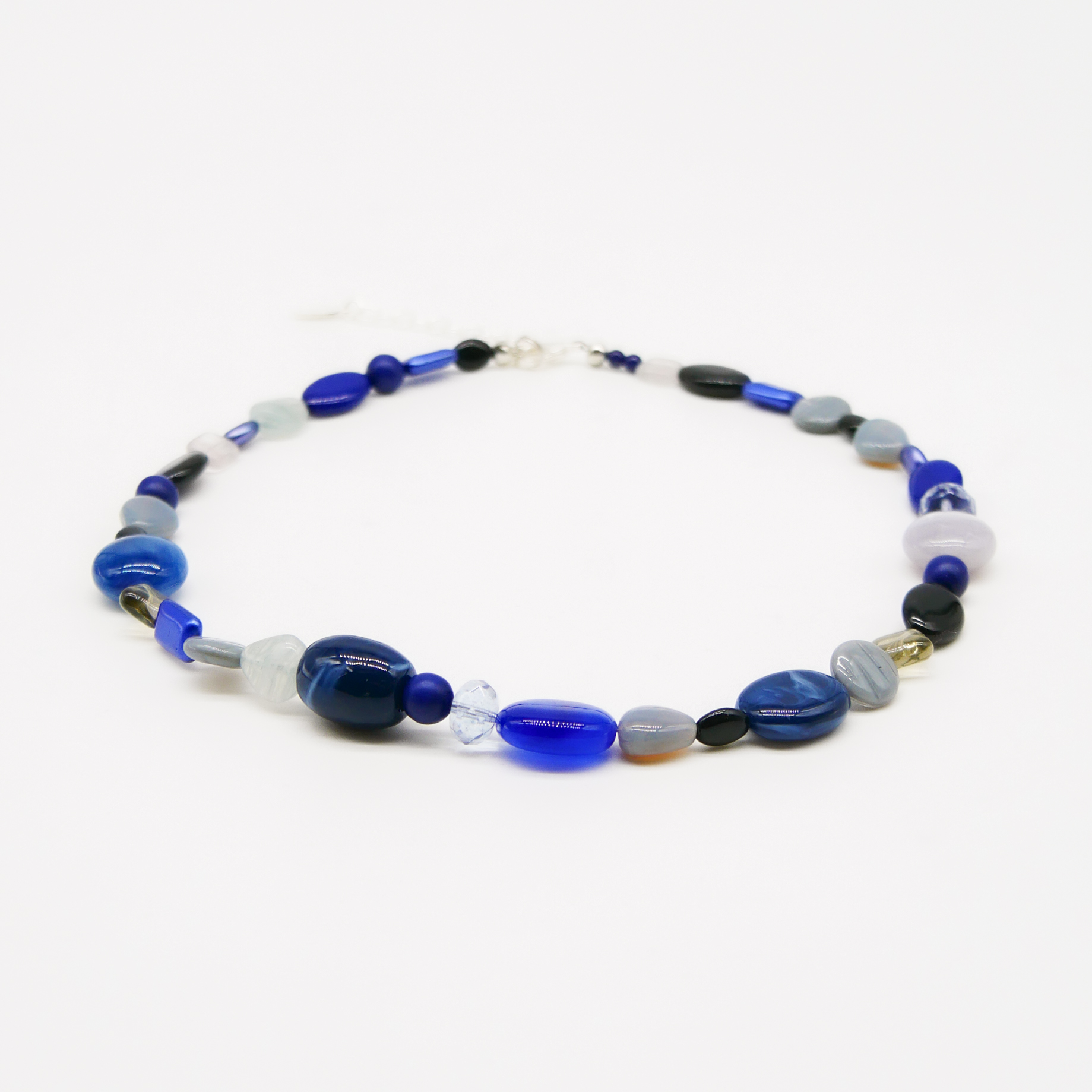 "Summer Feeling",  Kette aus verschiedenen Formen, Glas- und Resin Perlen, blau