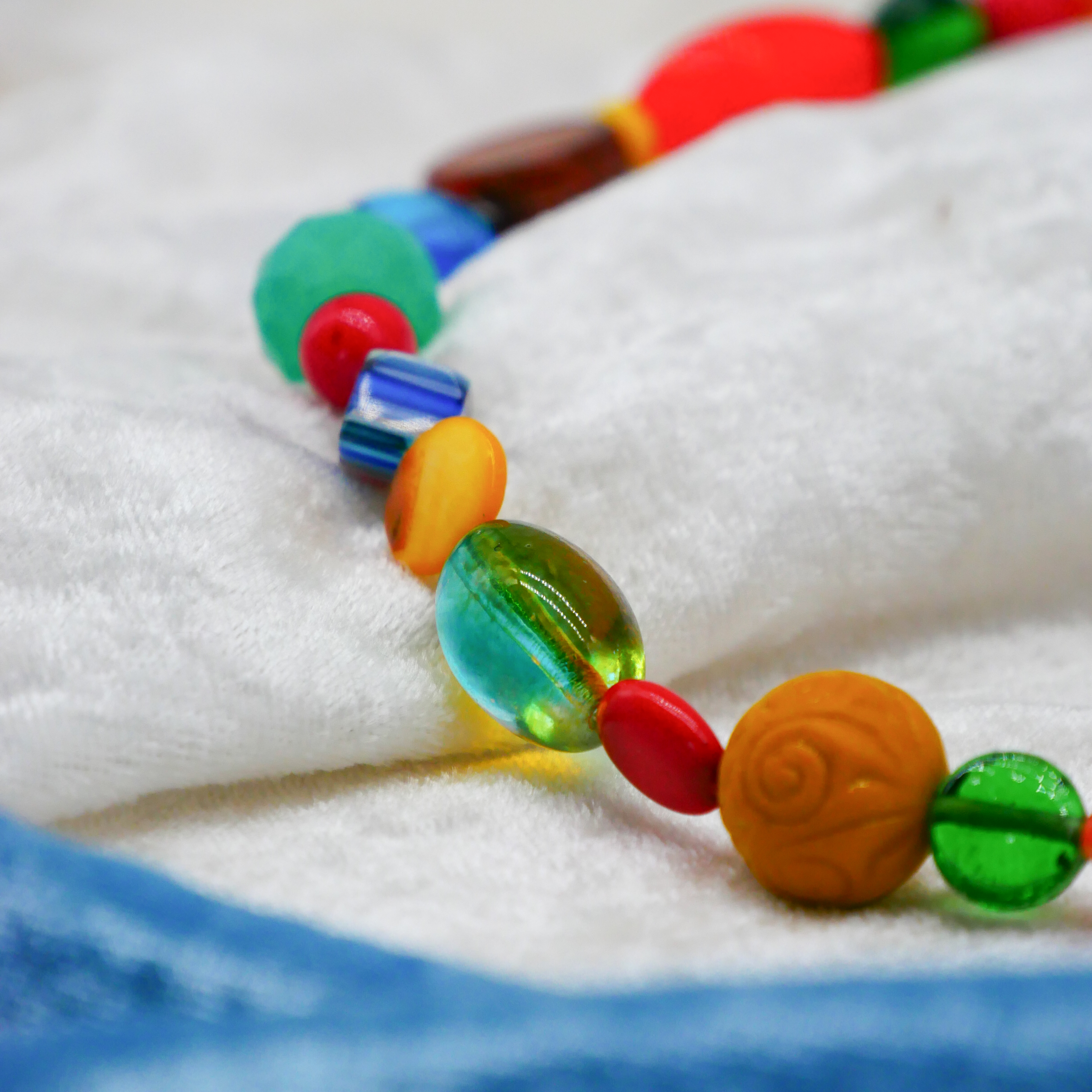 "Summer Feeling",  Kette aus verschiedenen Formen, Glas- und Resin Perlen, multicolor 