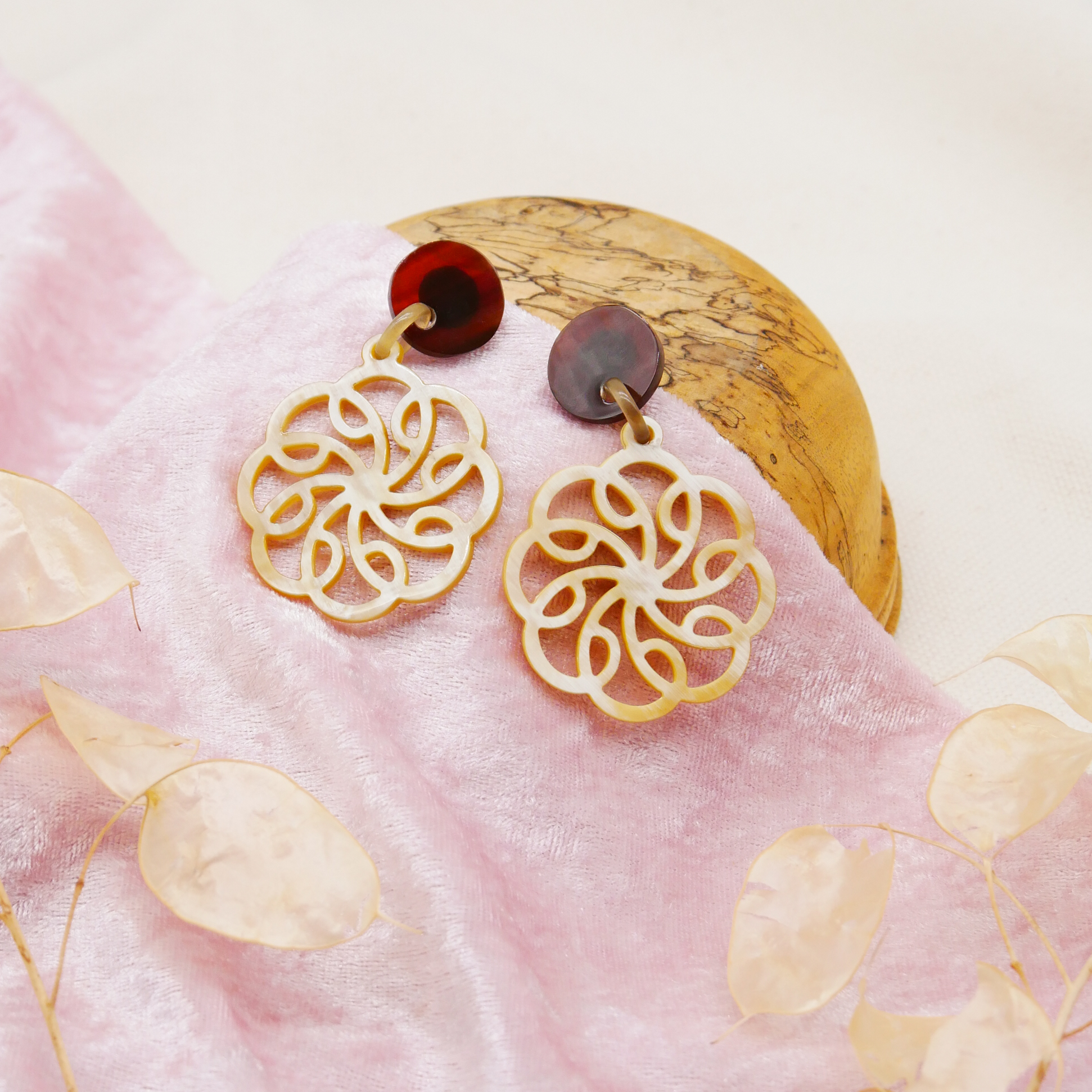  "Craft Art" Ohrring "Mandala" Ø ca. 45 mm, braunes und weißes Horn