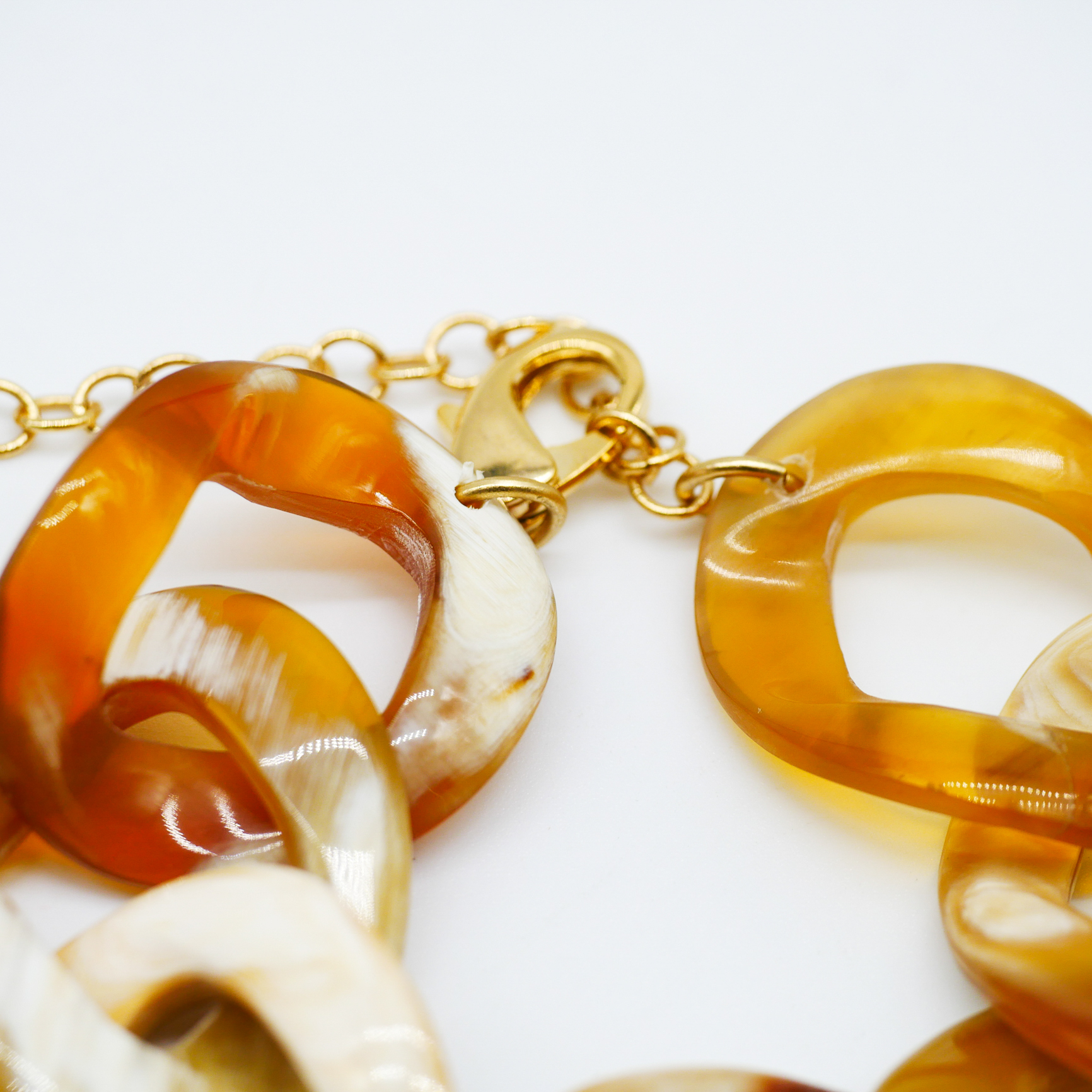 "Craft Art" -  Armband, weißes Horn, gedrehtes Oval