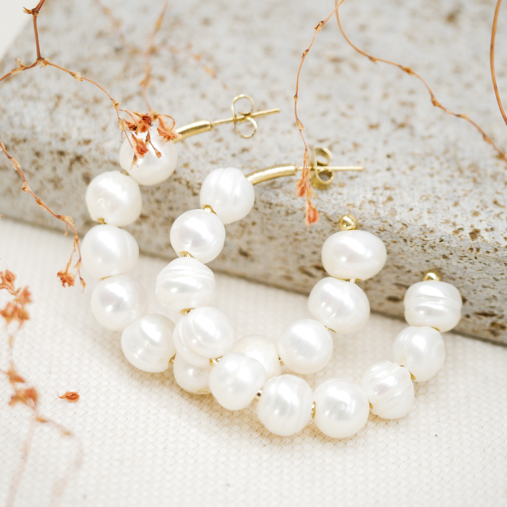 "Freshwater Pearls"  offene Creole mit SWZ Perlen, ⌀  9-10 mm, goldfarben