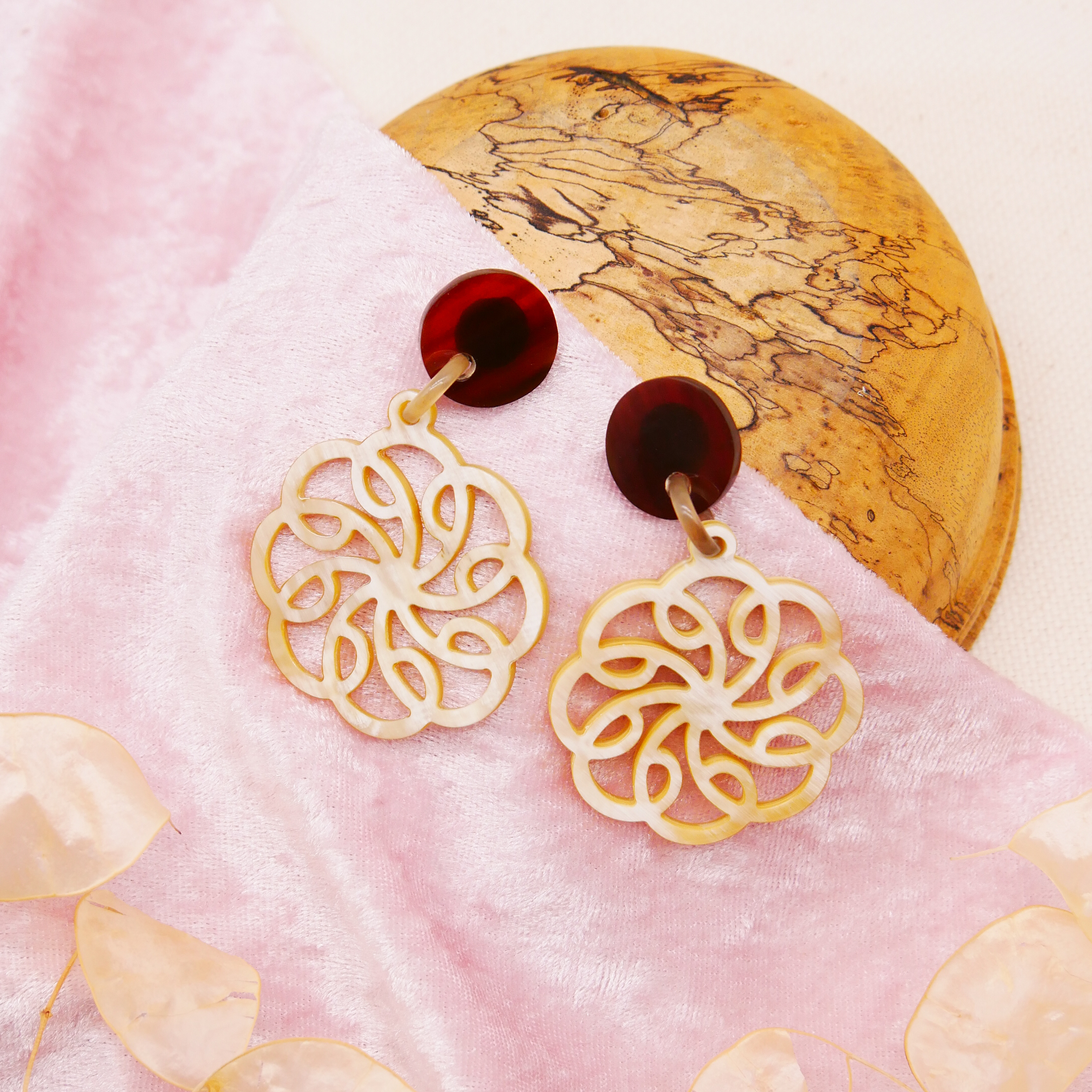  "Craft Art" Ohrring "Mandala" Ø ca. 45 mm, braunes und weißes Horn