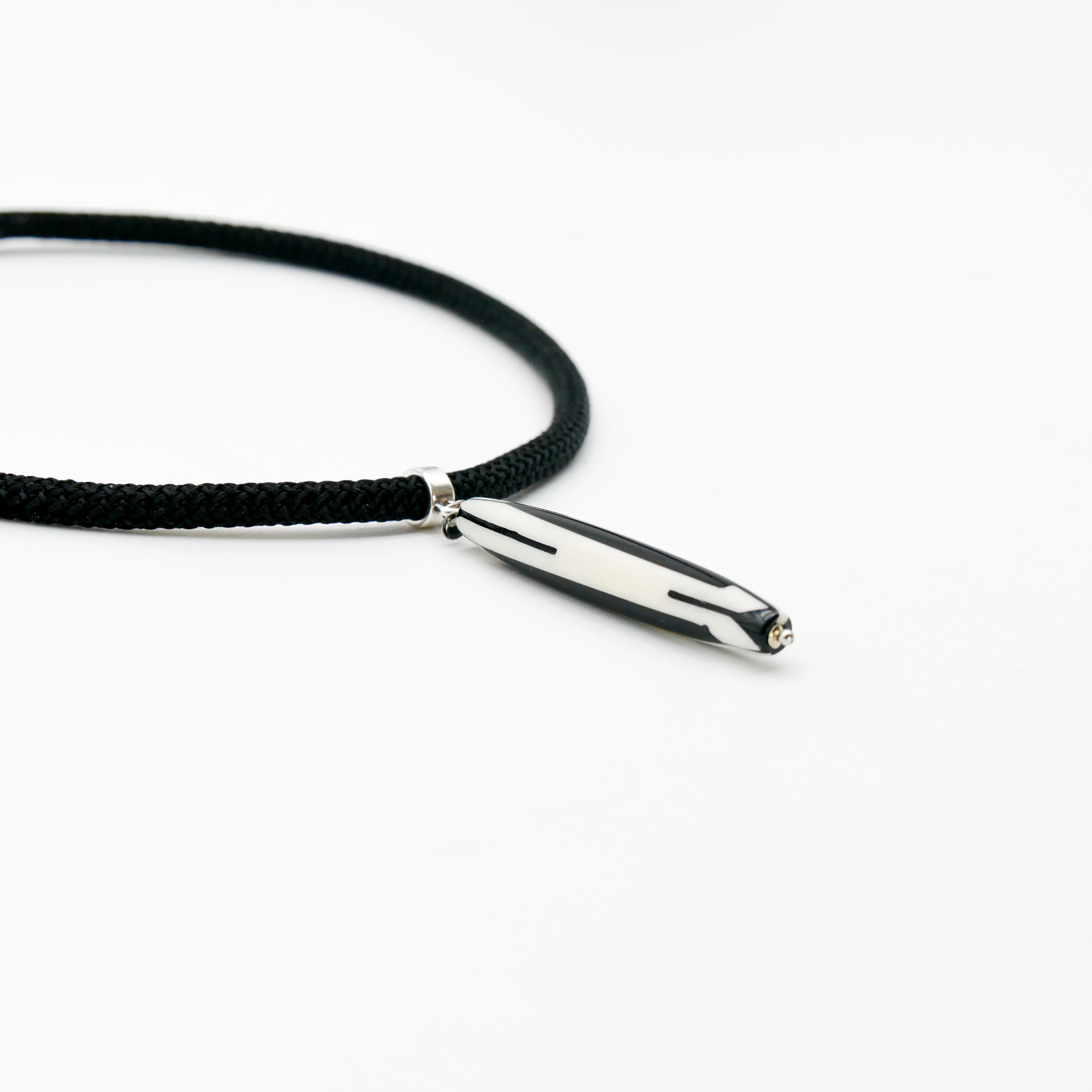 "Classic Ethnic" Halskette Cordband schwarz, gestreifte Knochenperle, 60 x 10 mm "Classic Ethnic" Halskette Cordband schwarz, gestreifte Knochenperle, 60 x 10 mm