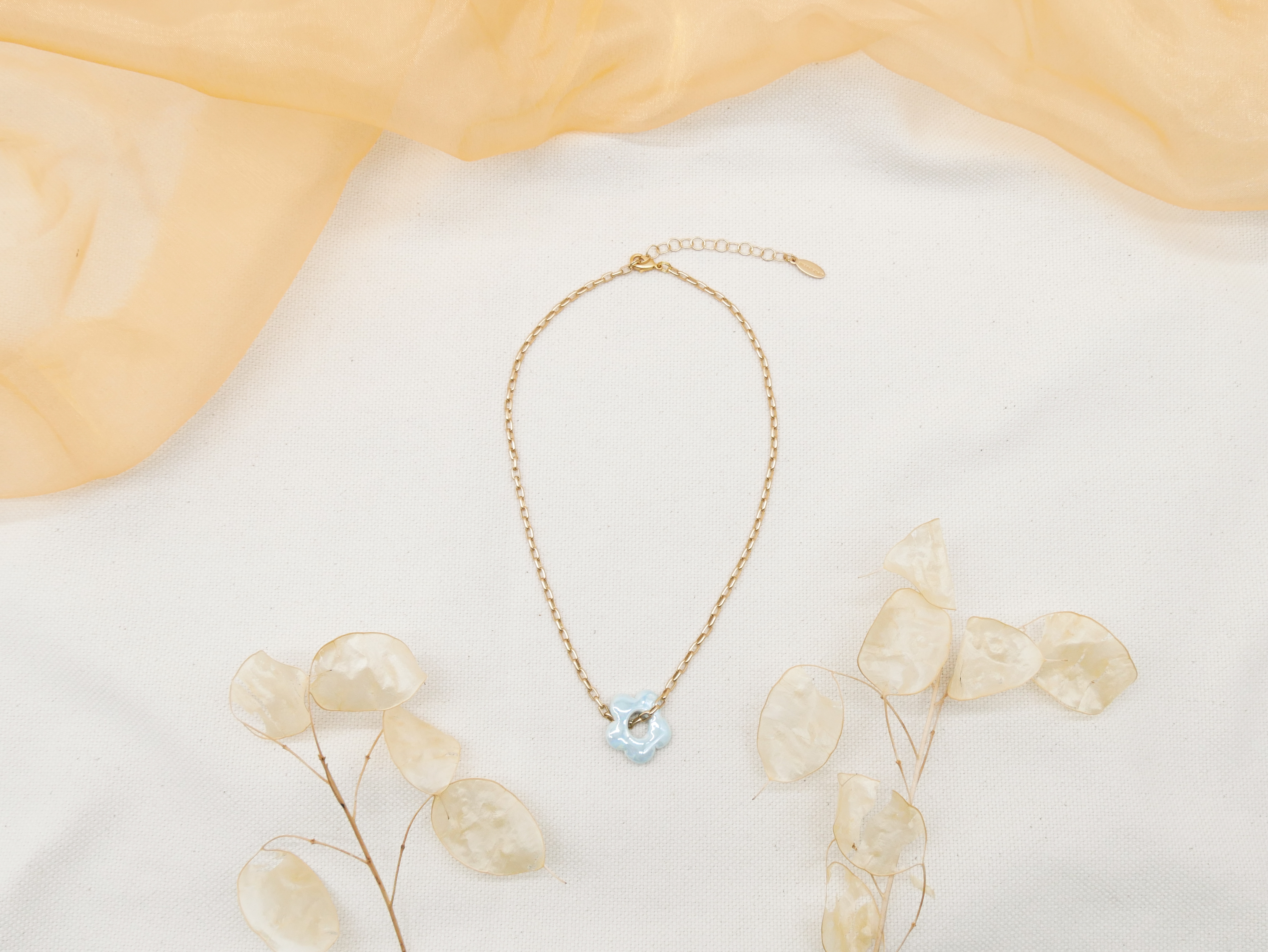 "Summer-Feeling", Kurze Metallkette vergoldet, Keramikblume blue "Summer-Feeling", Kurze Metallkette vergoldet, Keramikblume blue