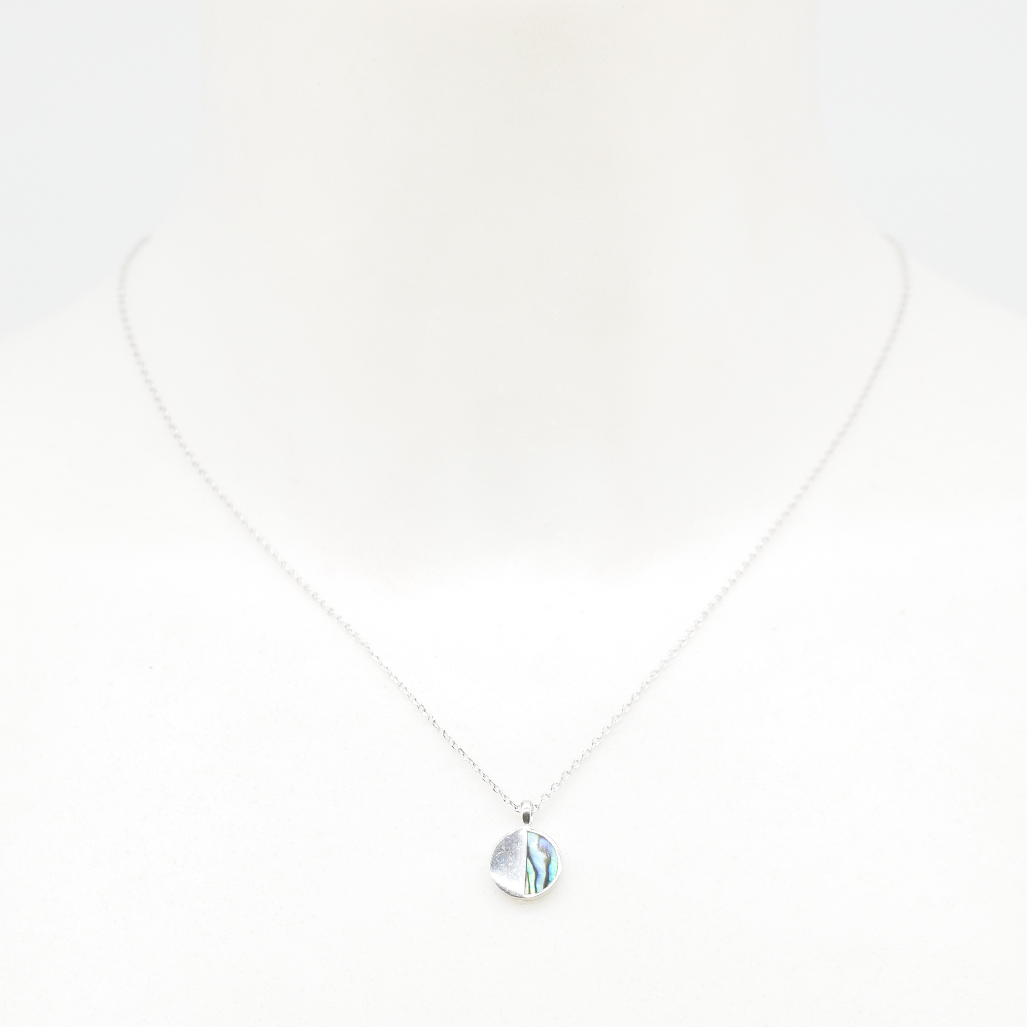 "Shell" kurze Kette, runder Anhänger "halb-halb" mit Paua Shell, silberfarben