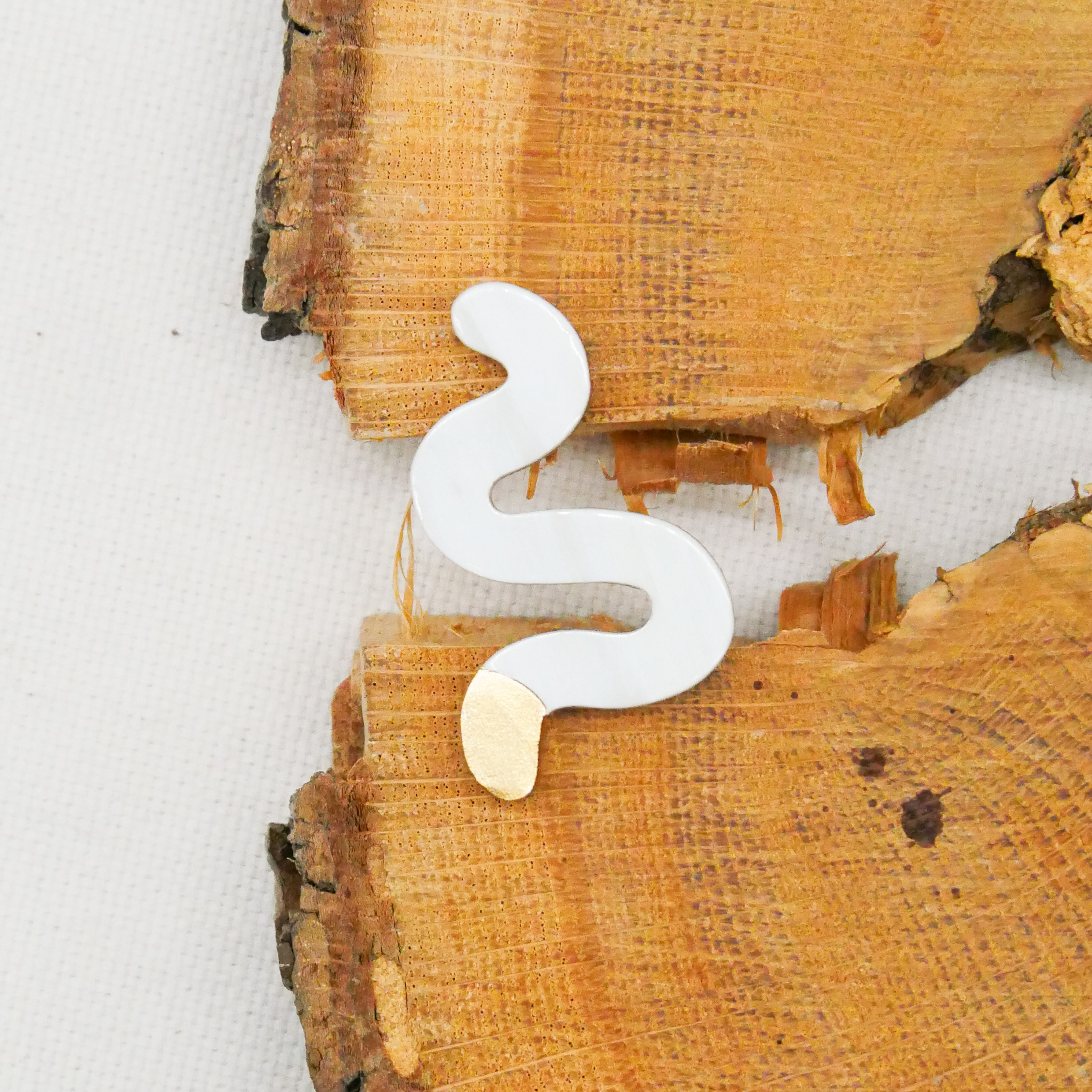  "Craft-Art", Brosche "Snake", weißes Horn, Lack gold 