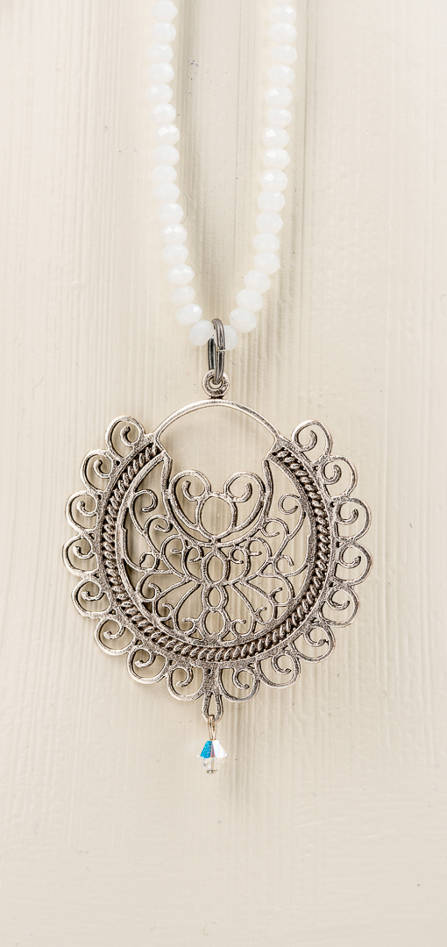 "Boho" lange Kristallglas Kette, verzierter Anhänger, weiß