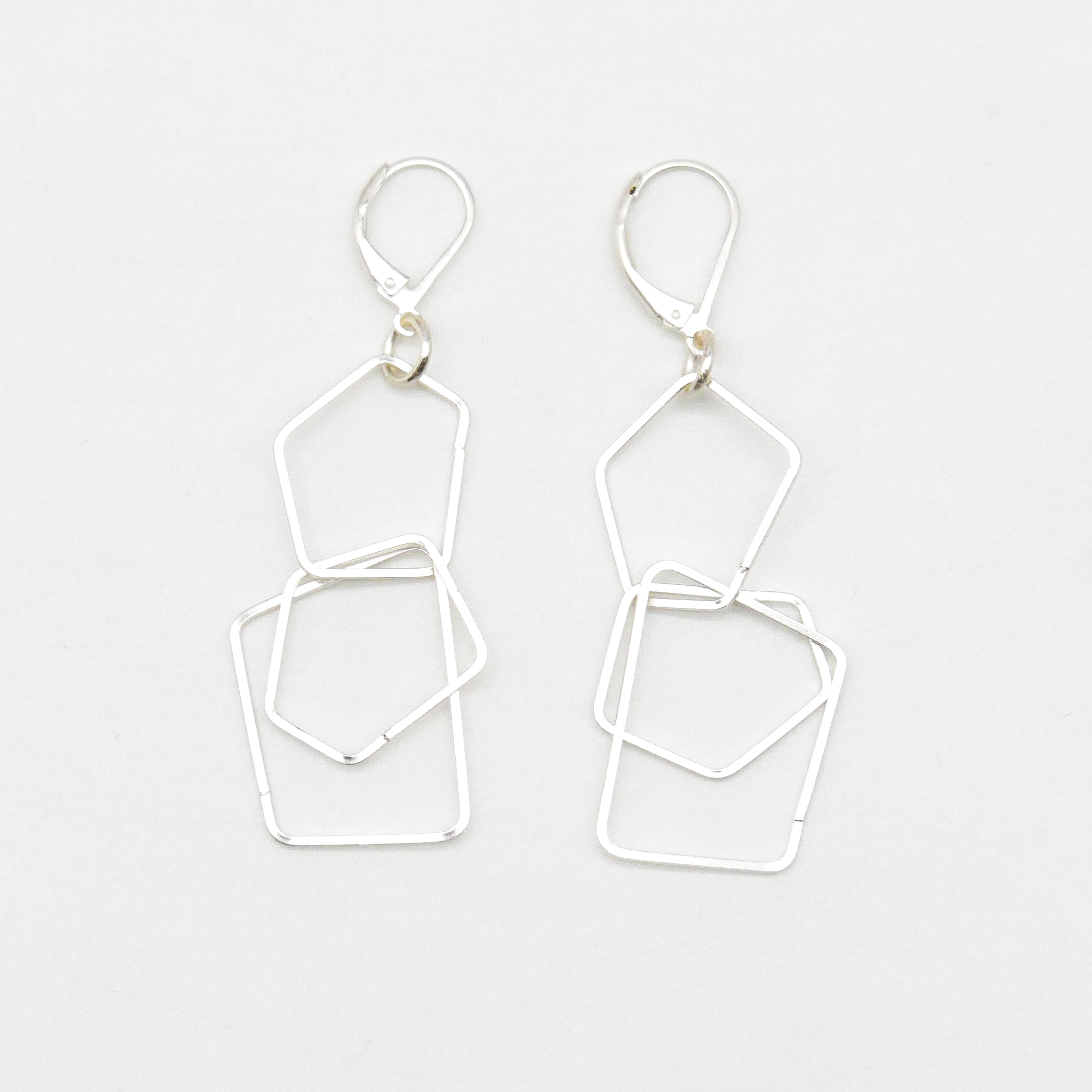 "Charm" Ohrringe, kleines Fünfeck, versilbert