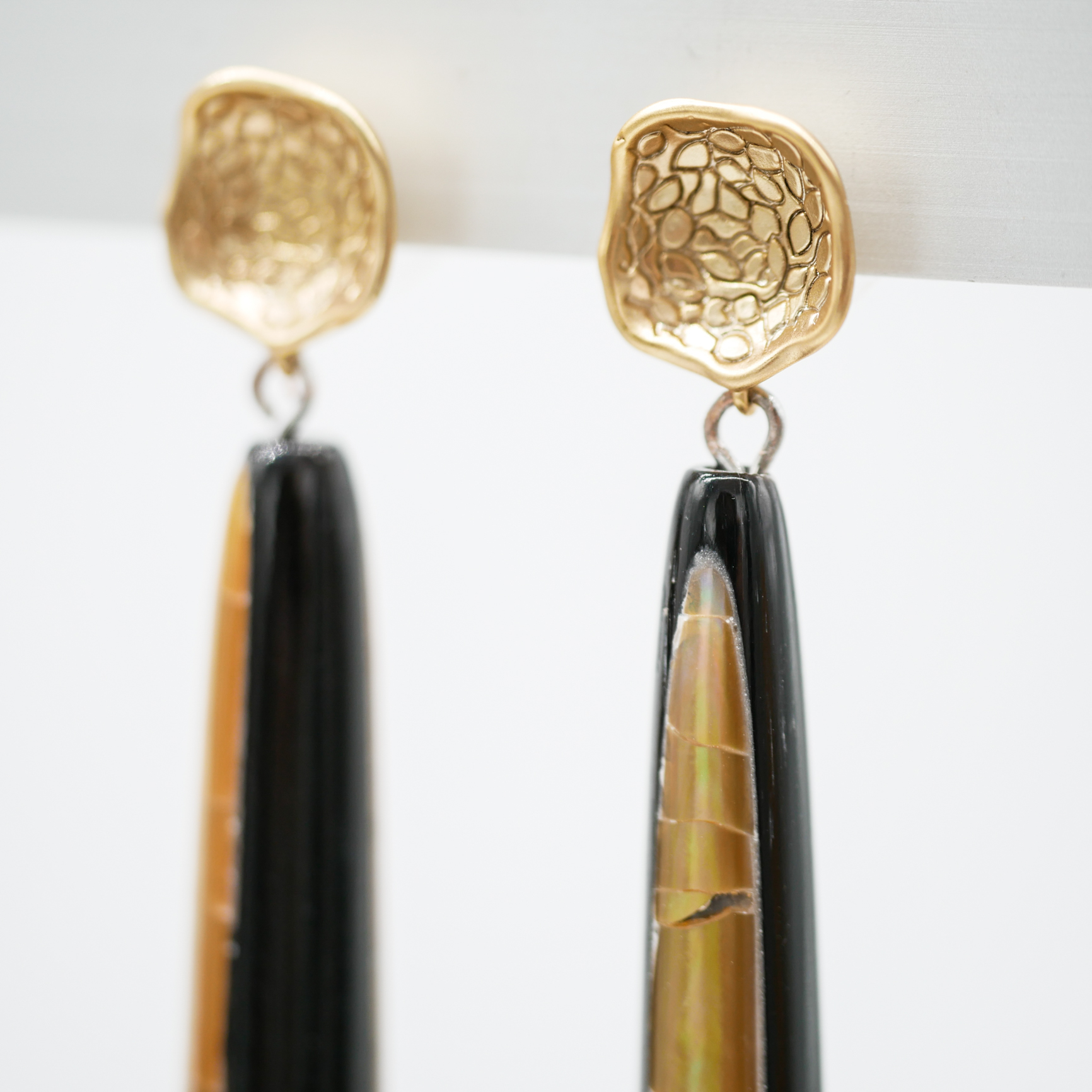"Craft Art" earrings with horn drop, black, with brownlip shell and gold plated metal top