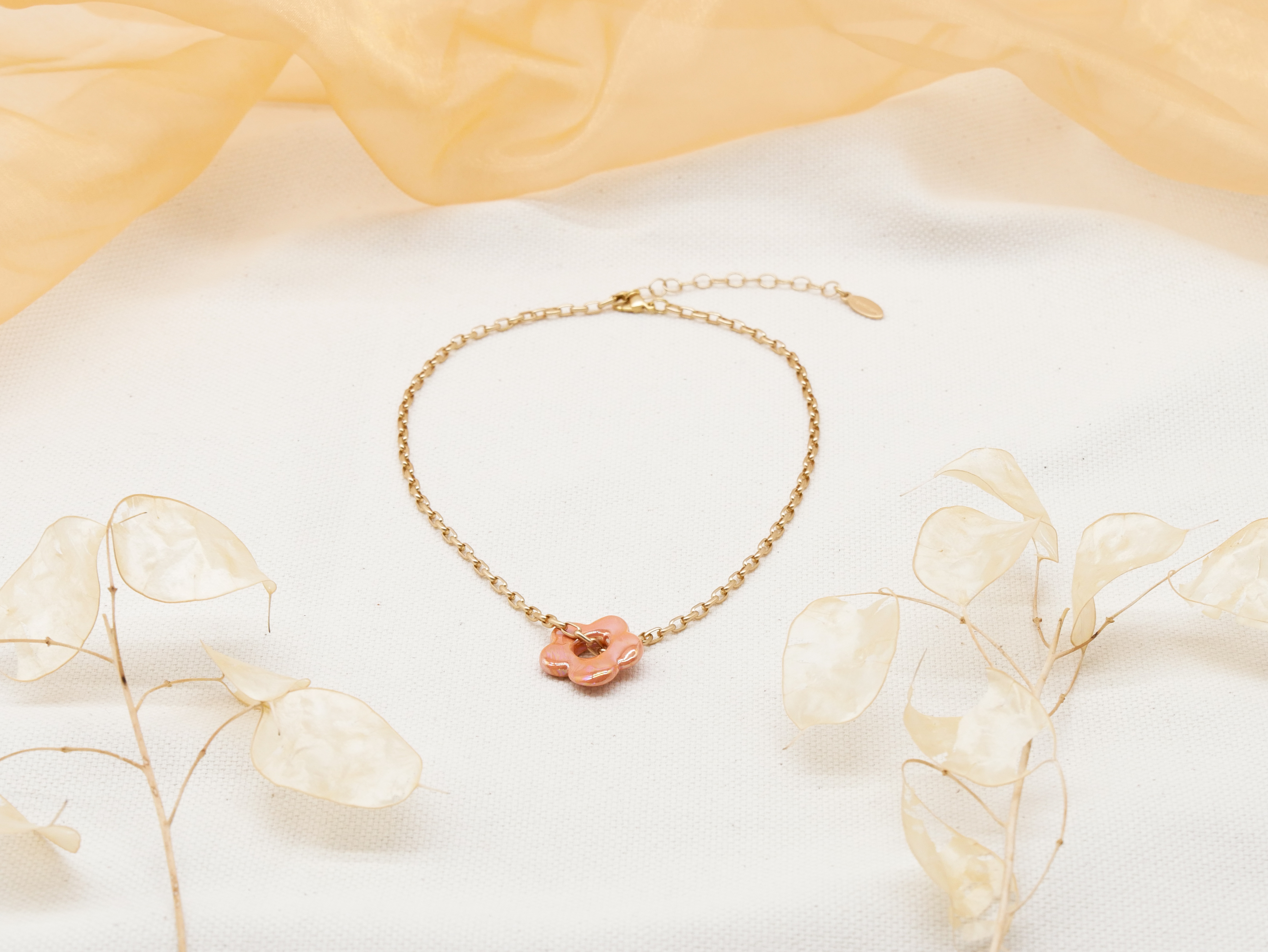 "Summer-Feeling", Kurze Metallkette vergoldet, Keramikblume orange "Summer-Feeling", Kurze Metallkette vergoldet, Keramikblume orange