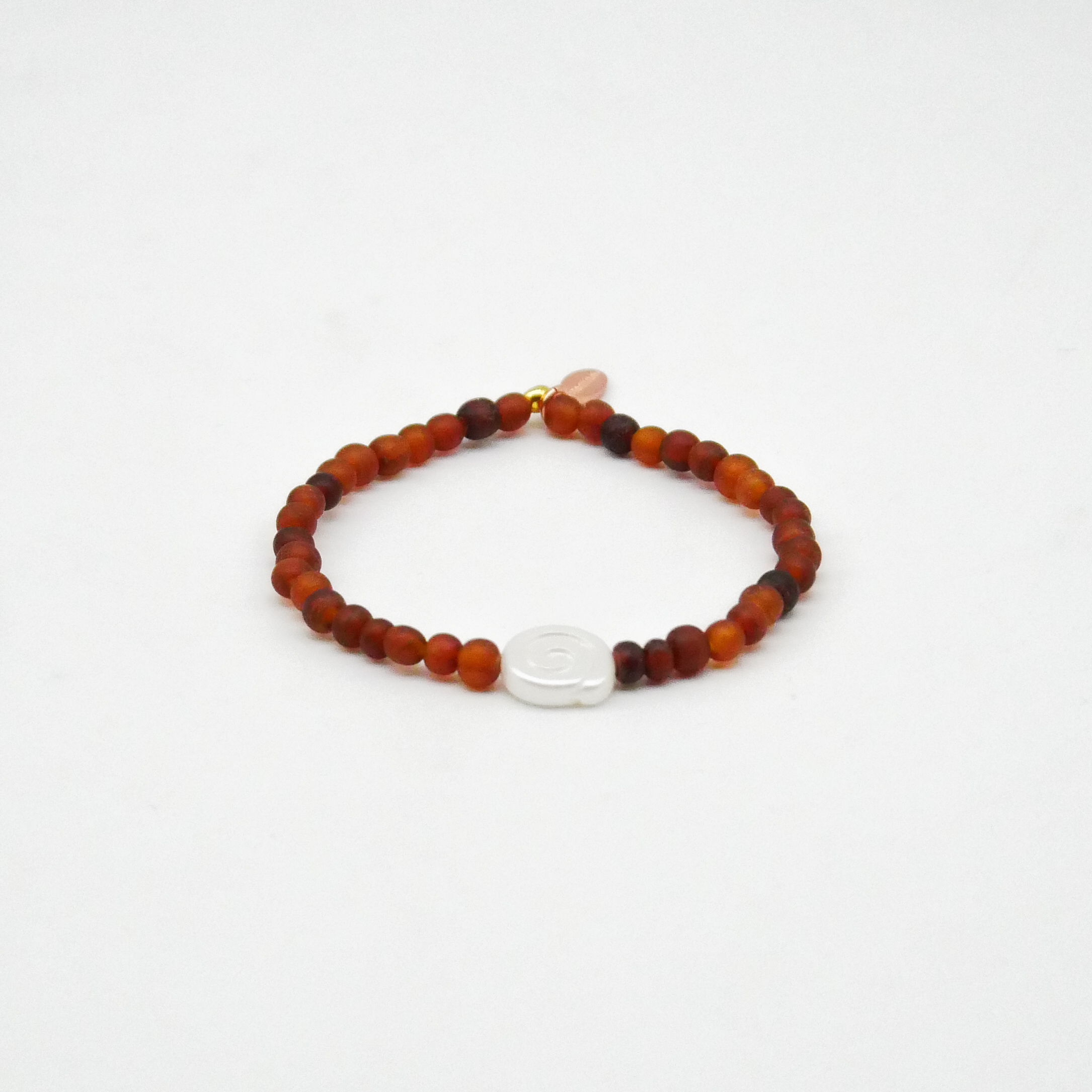  "Shell" Armband auf Gummi dunkelbraune Carabo Hornperlen  ca. 5 mm, weiße Glasschnecke 
