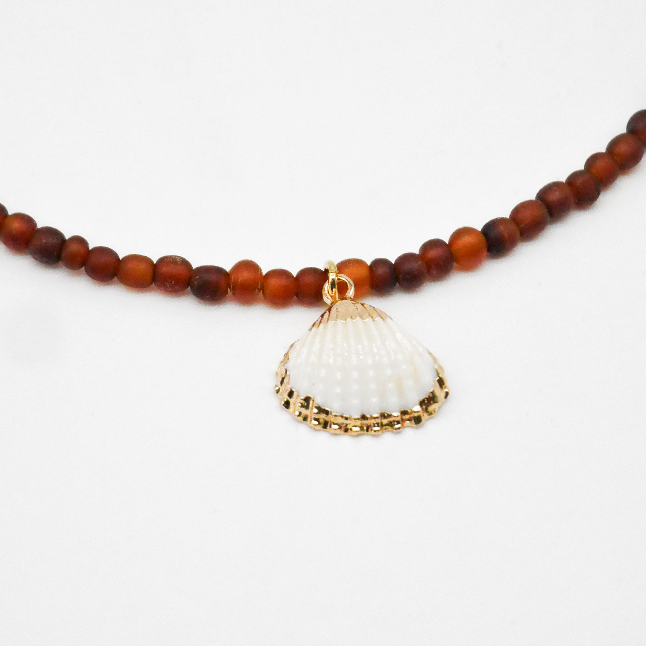 "Shell" kurze Kette, kleine Carabo Horn Perlen Ø ca. 5 mm, dunkles braun, Muschelanhänger 