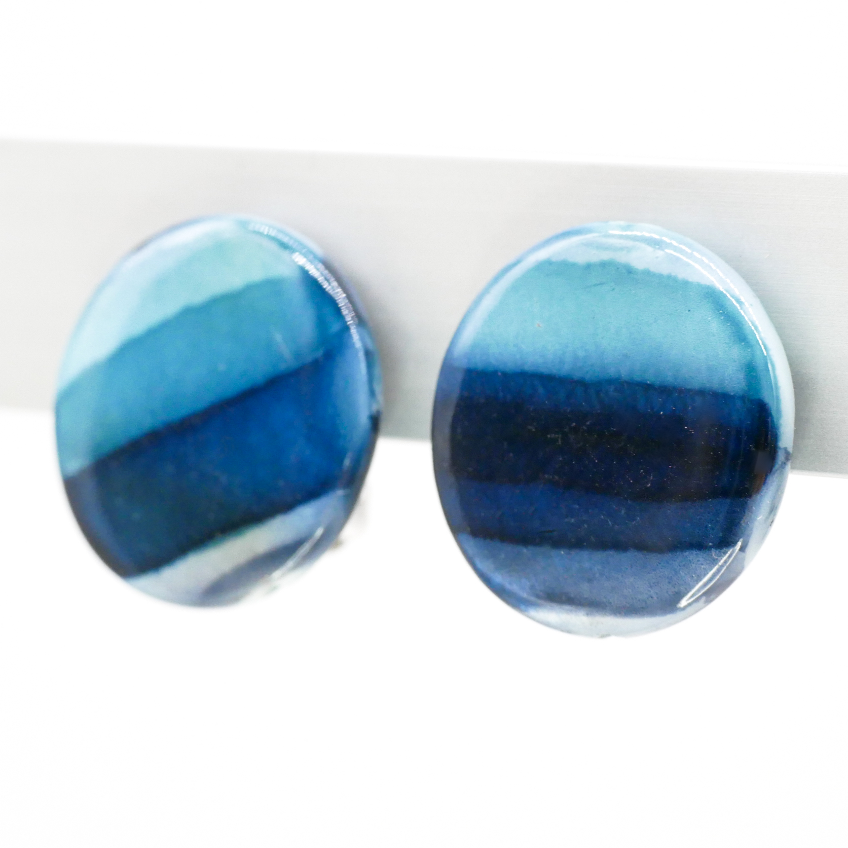 "Shell"  Ohrclip mit Perlmuttscheibe, blau