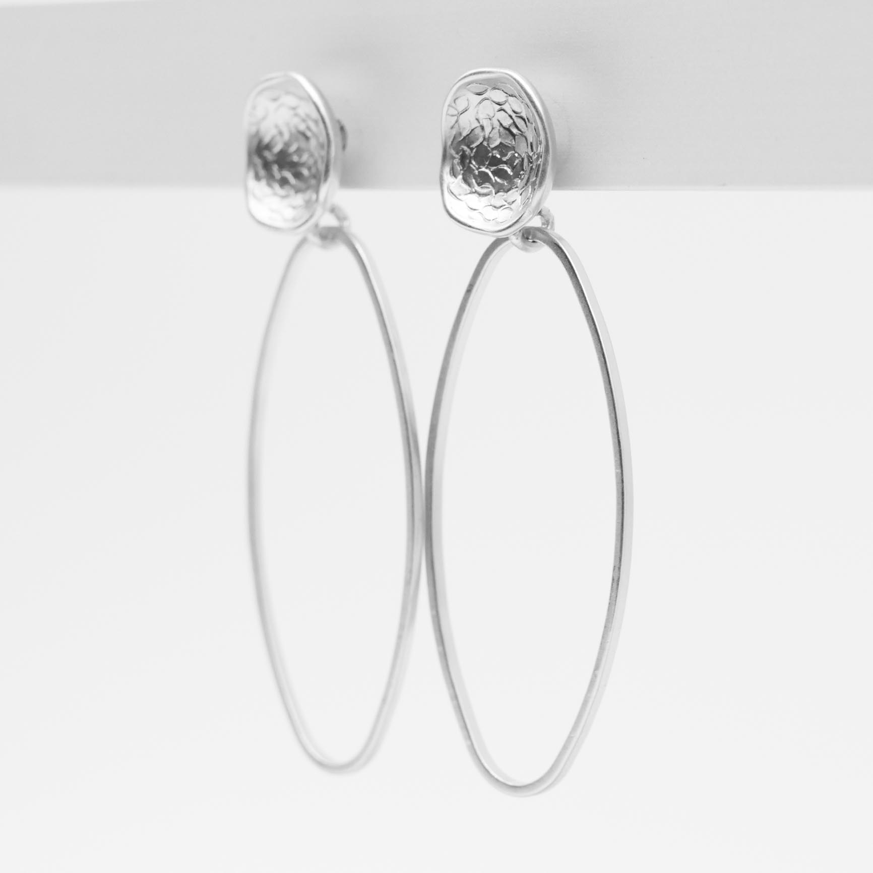 "Charm" Ohrstecker mit großen ovalen Gliedern, versilbert