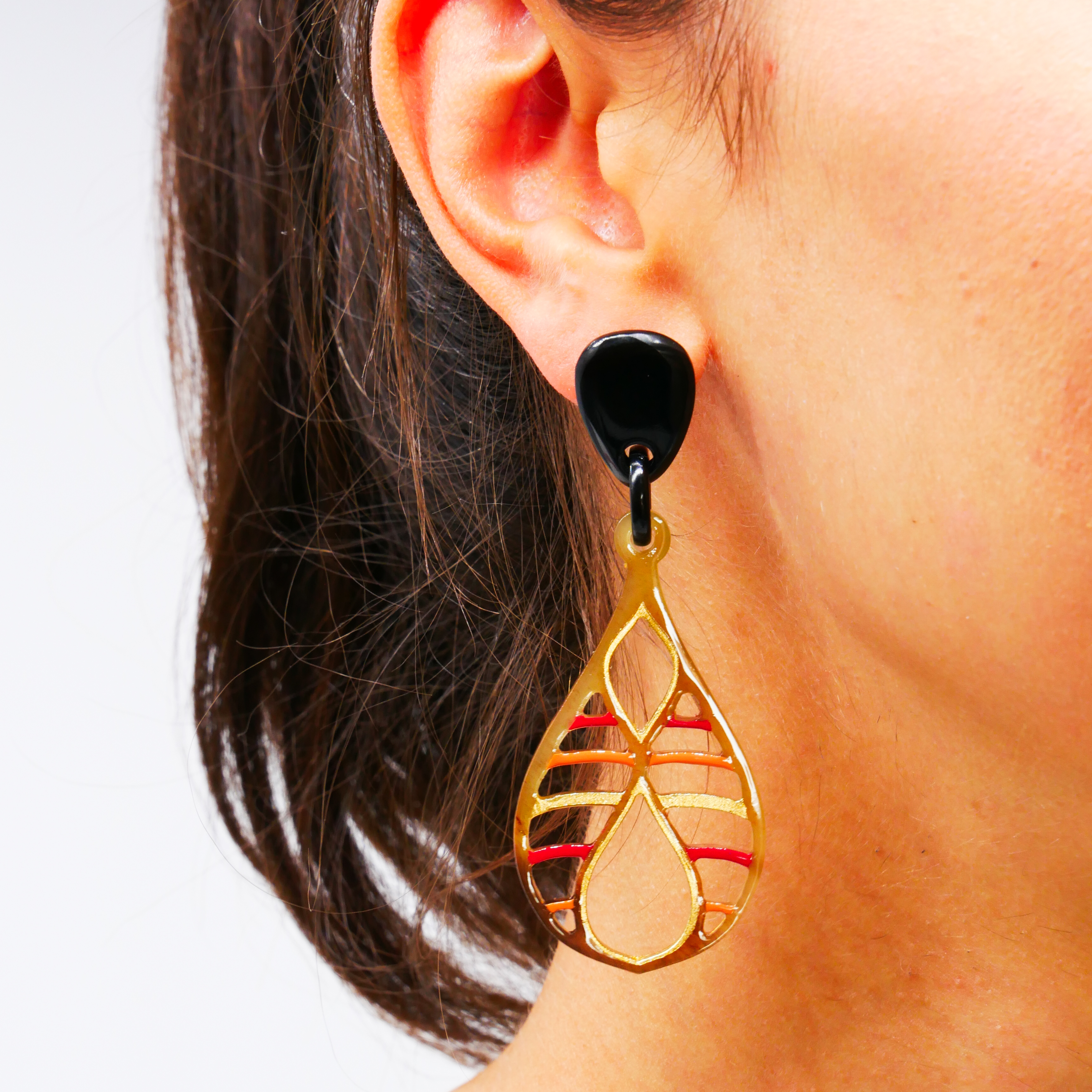 “Craft Art”, “Teardrop” earring, brown horn, peach lacquer “Craft Art”, “Teardrop” earring, brown horn, peach lacquer