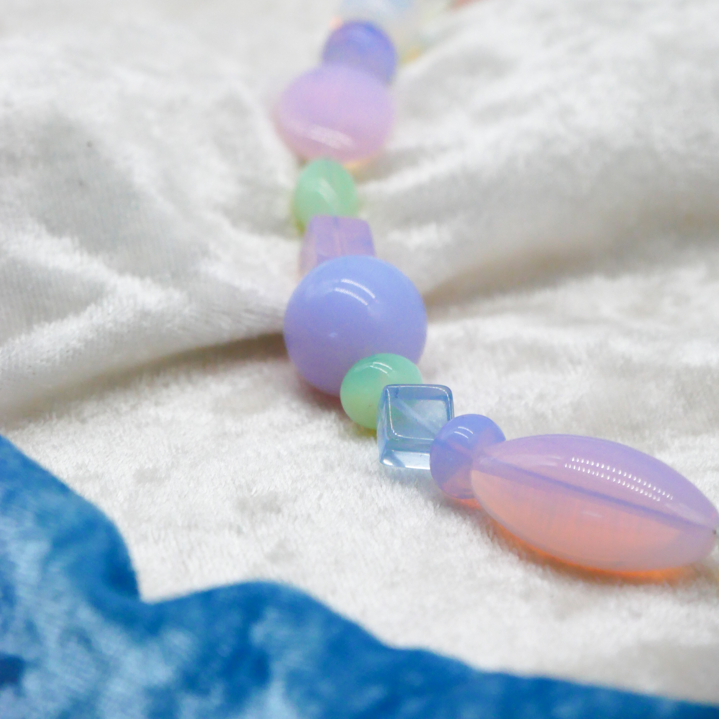 "Summer Feeling",  Kette aus verschiedenen Formen, Glas- und Resin Perlen, opal-pas