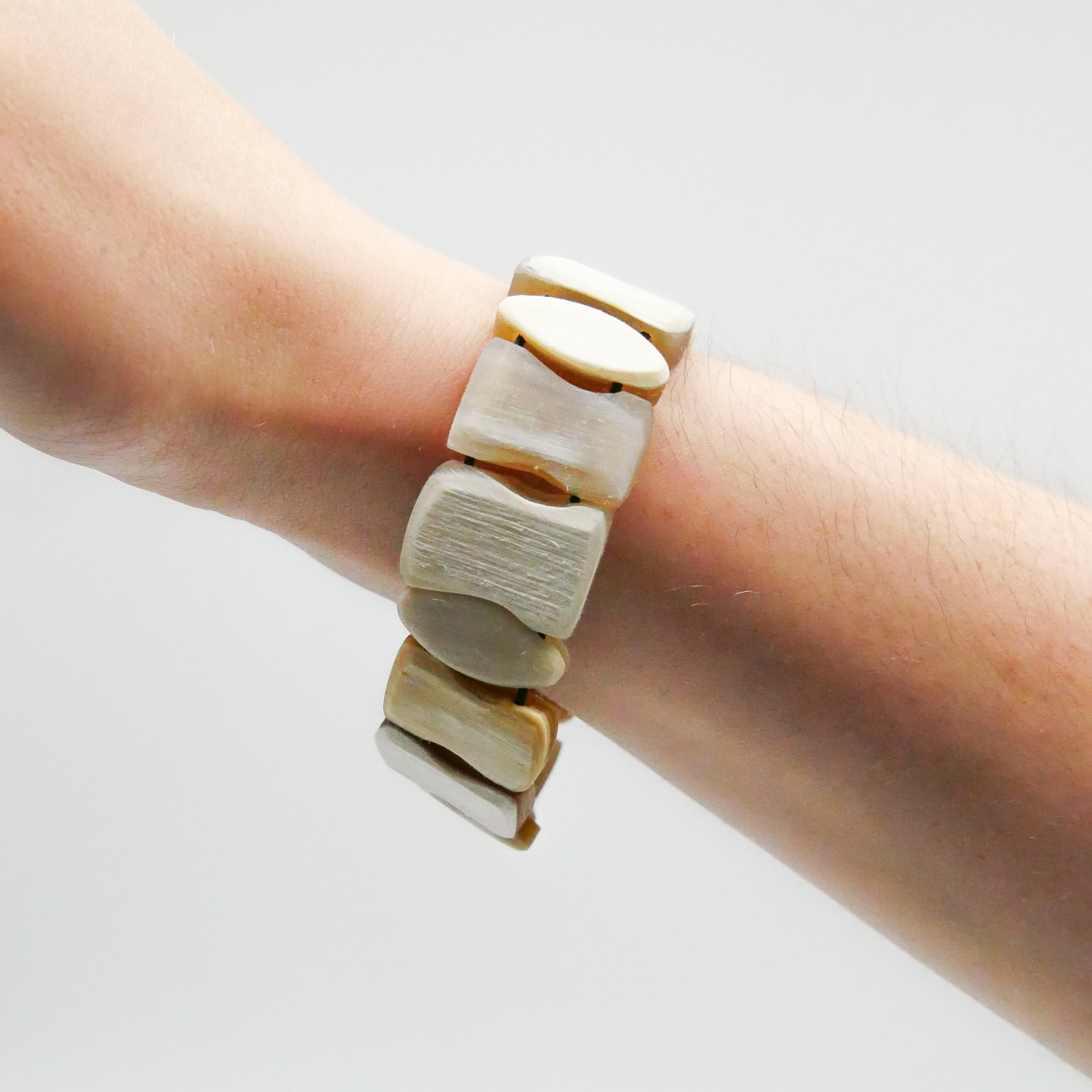  "Craft-Art", Horn Armband auf Gummi verschiedene Formen, weißes Horn matt 