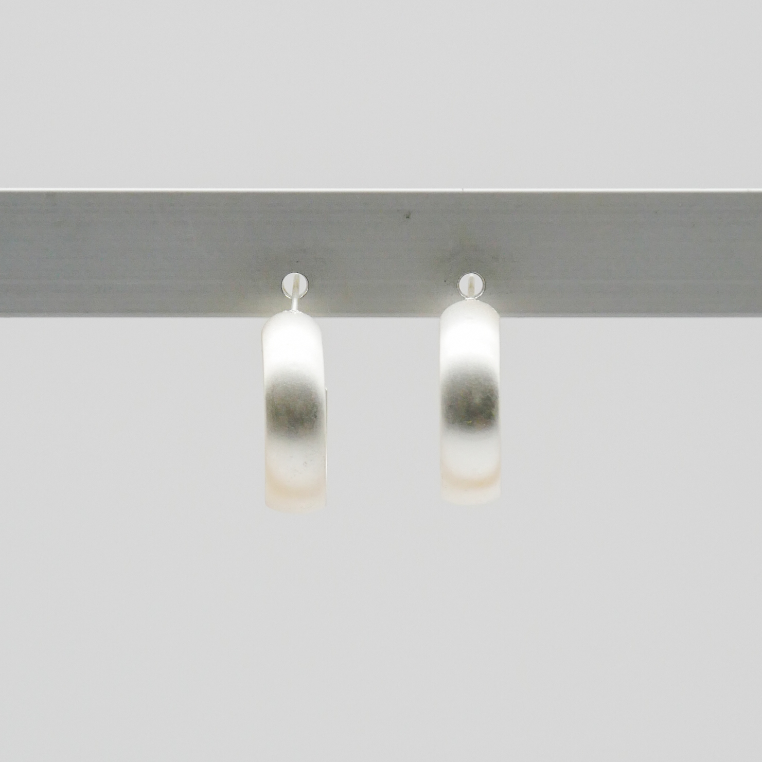 "Circle", runde Creole versilbert ca. 24 mm leicht gewölbt 