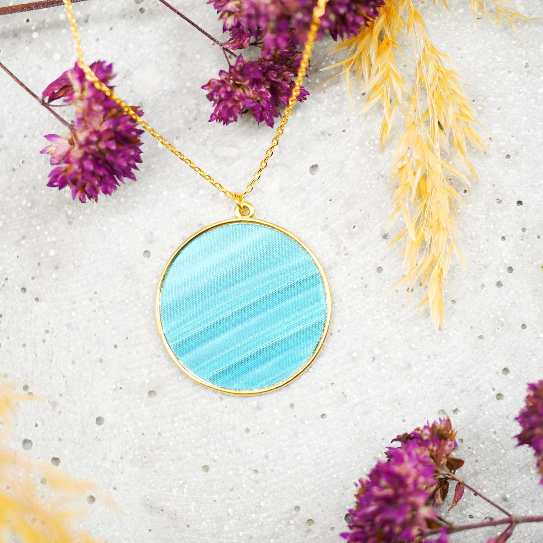 "Circle" kurze Kette, vergoldeter Anhänger, türkisblau schimmer