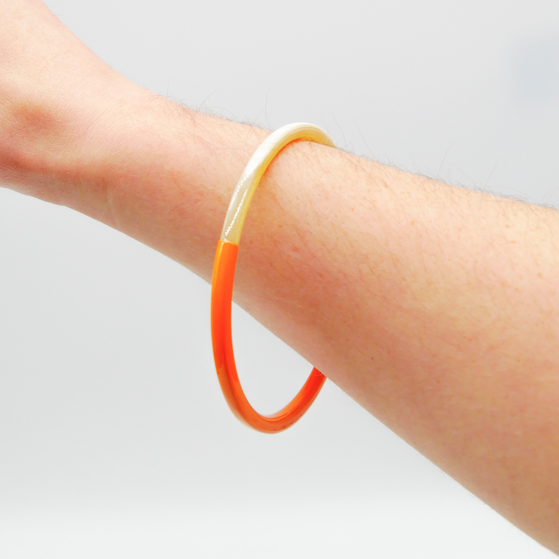  "Craft Art" zarter Armreif, weißes Horn, Lack hellorange 