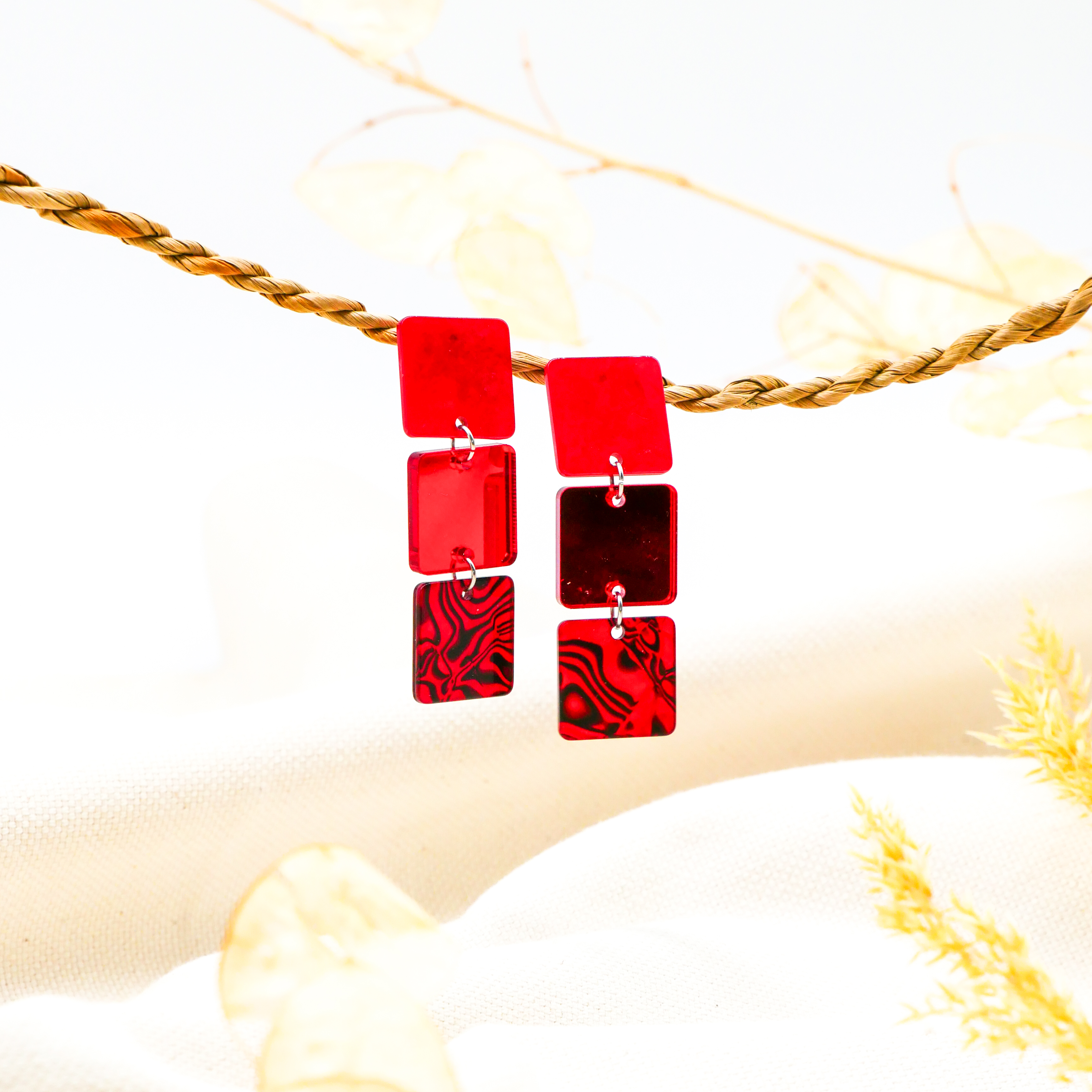 "Color Explosion", Ohrstecker 3er Ampel flache Quadrate 20 mm red pearl "Color Explosion", Ohrstecker 3er Ampel flache Quadrate 20 mm red pearl