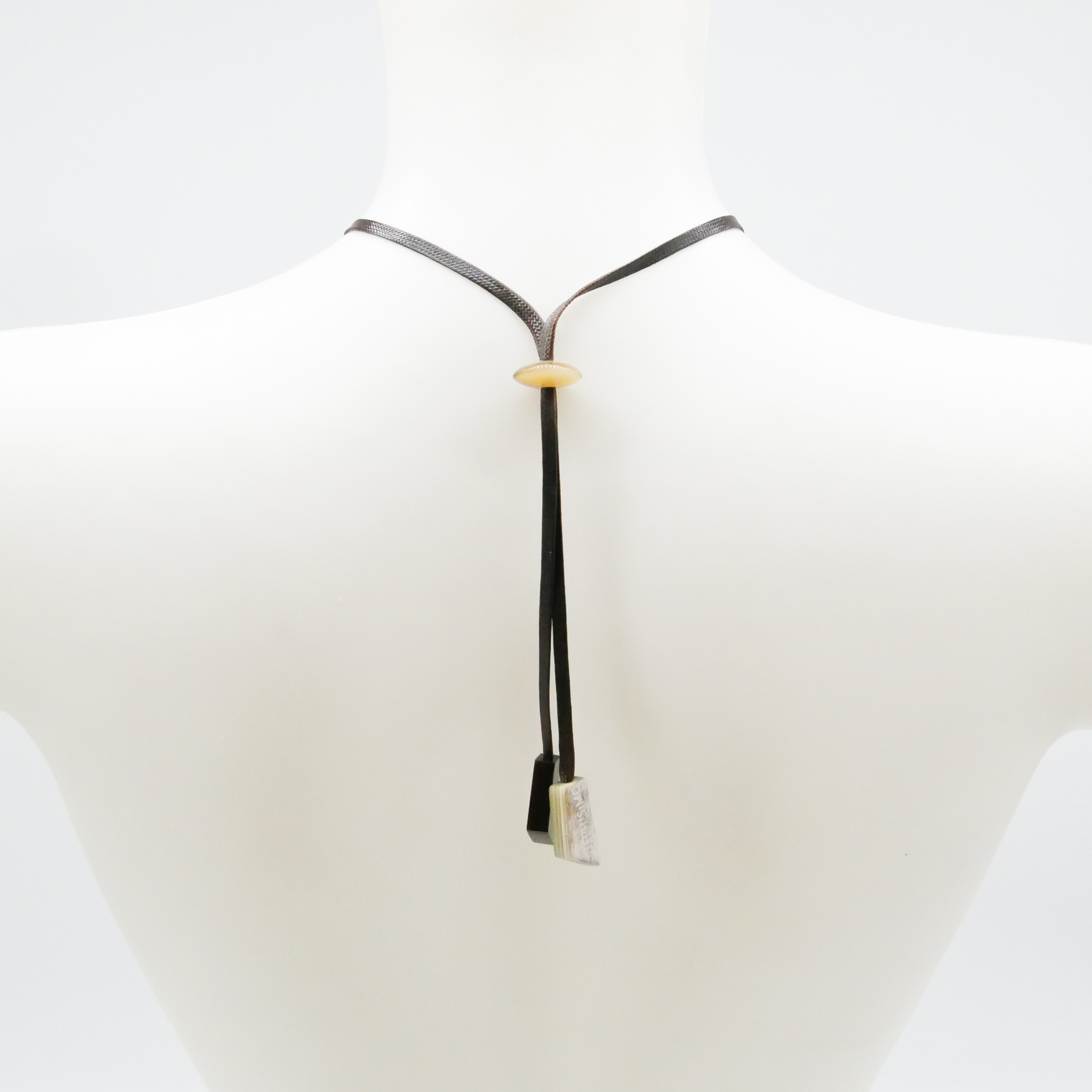  "Craft-Art", runder Hornanhänger Ø ca. 53 verspieltes Design, Syntetikband, braunes Horn 