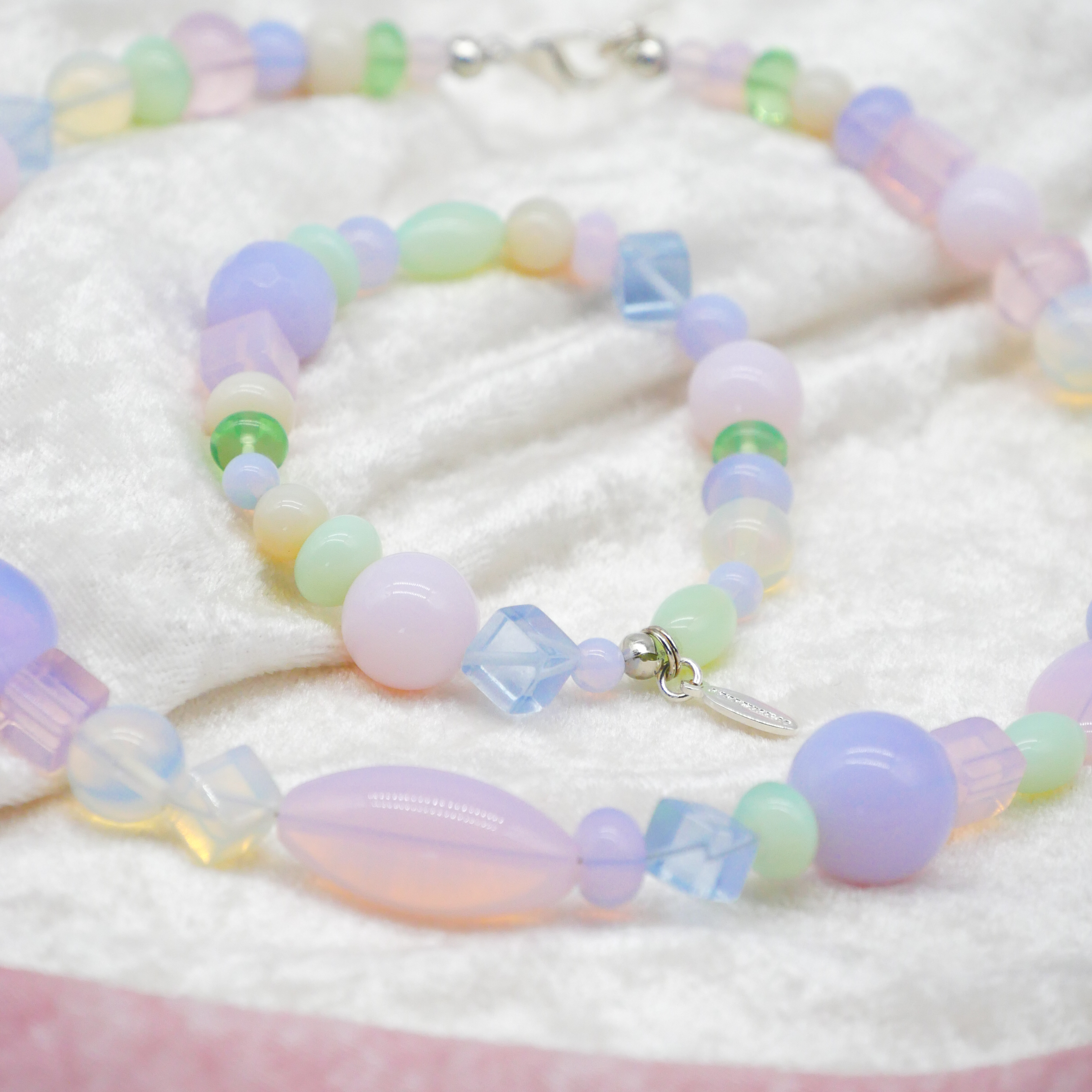 "Summer Feeling",  Kette aus verschiedenen Formen, Glas- und Resin Perlen, opal-pas