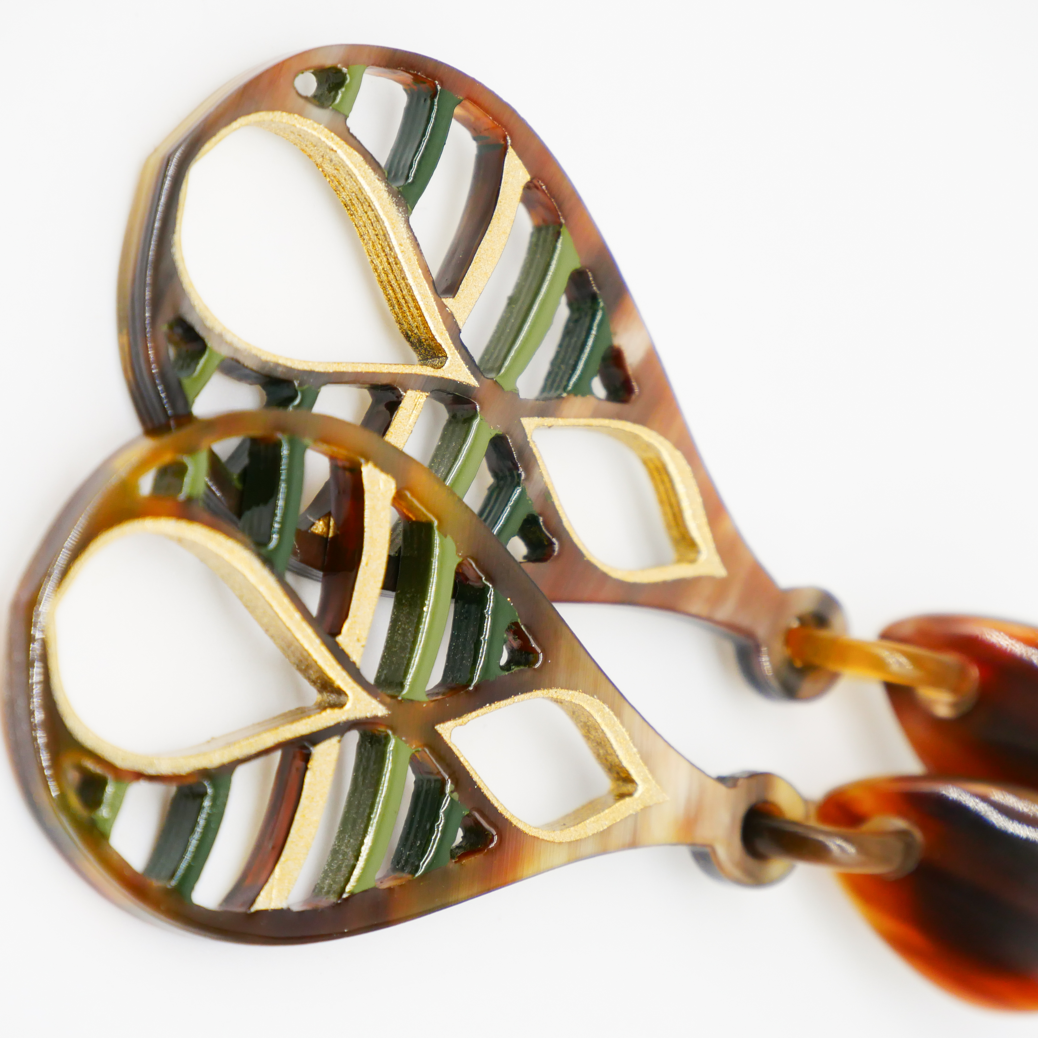 "Craft Art", Ohrring "Teardrop", braunes afrikanisches Horn, Lack gold-grün "Craft Art", Ohrring "Teardrop", braunes afrikanisches Horn, Lack gold-grün