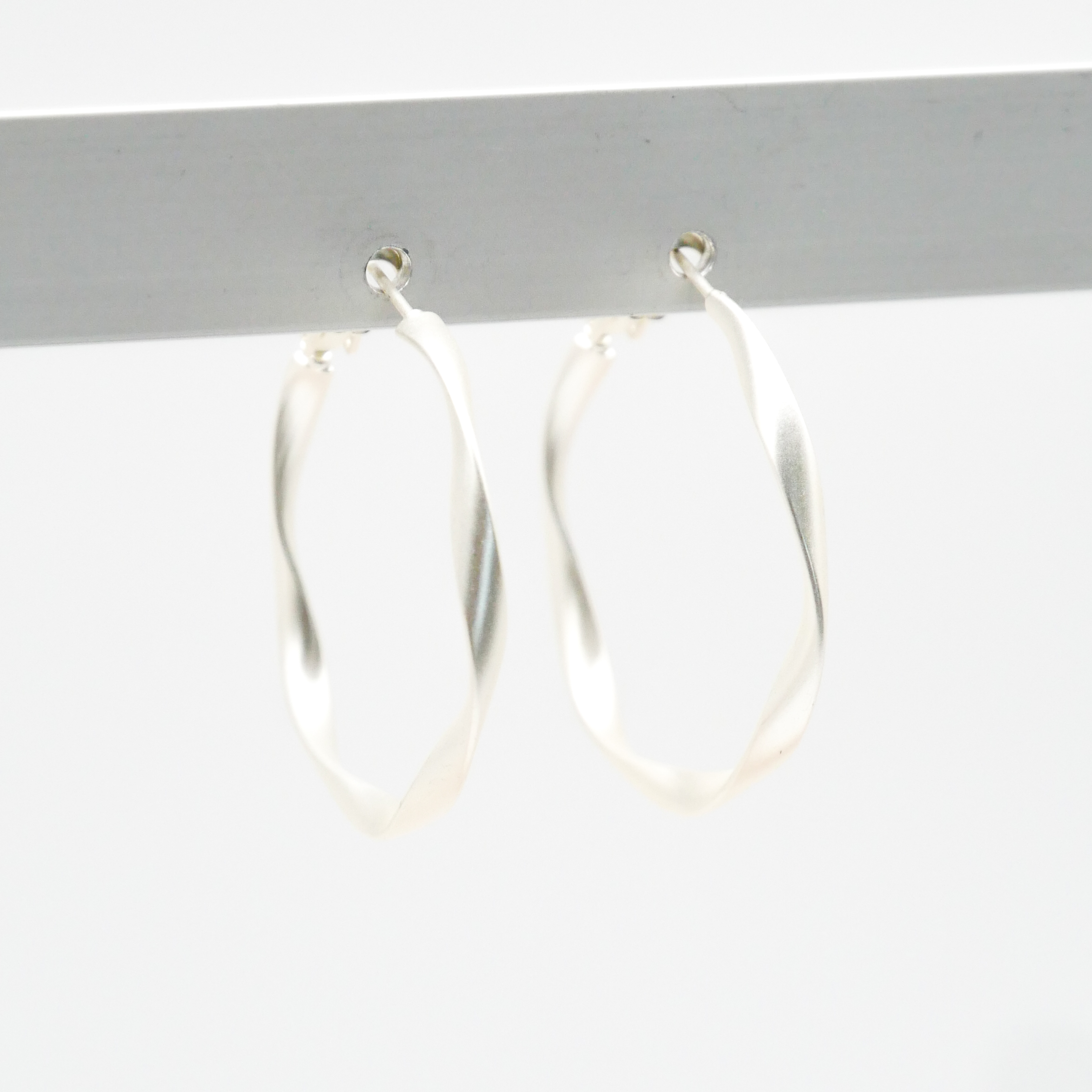 "Charm" Ohrstecker, offene Creole, versilbert