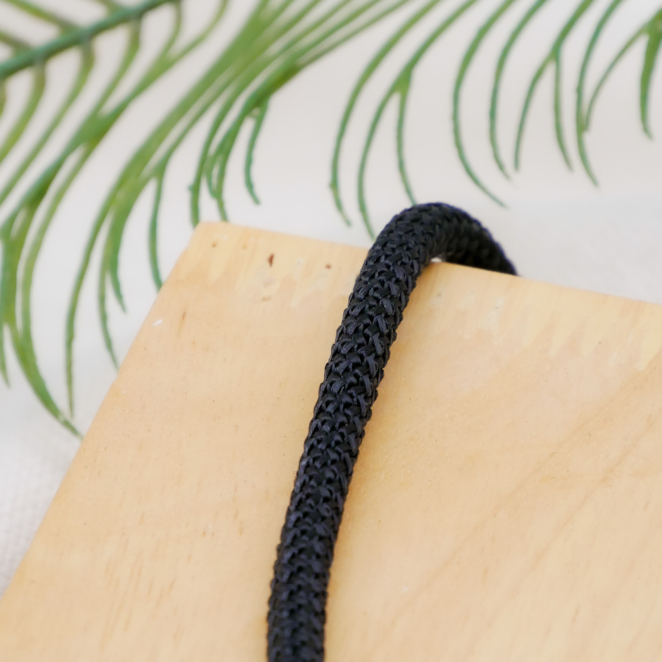 "Nomadic" Kette, schwarzes Cordband, schwarzer Anhänger geritzt, ca. 40 mm, goldfarben