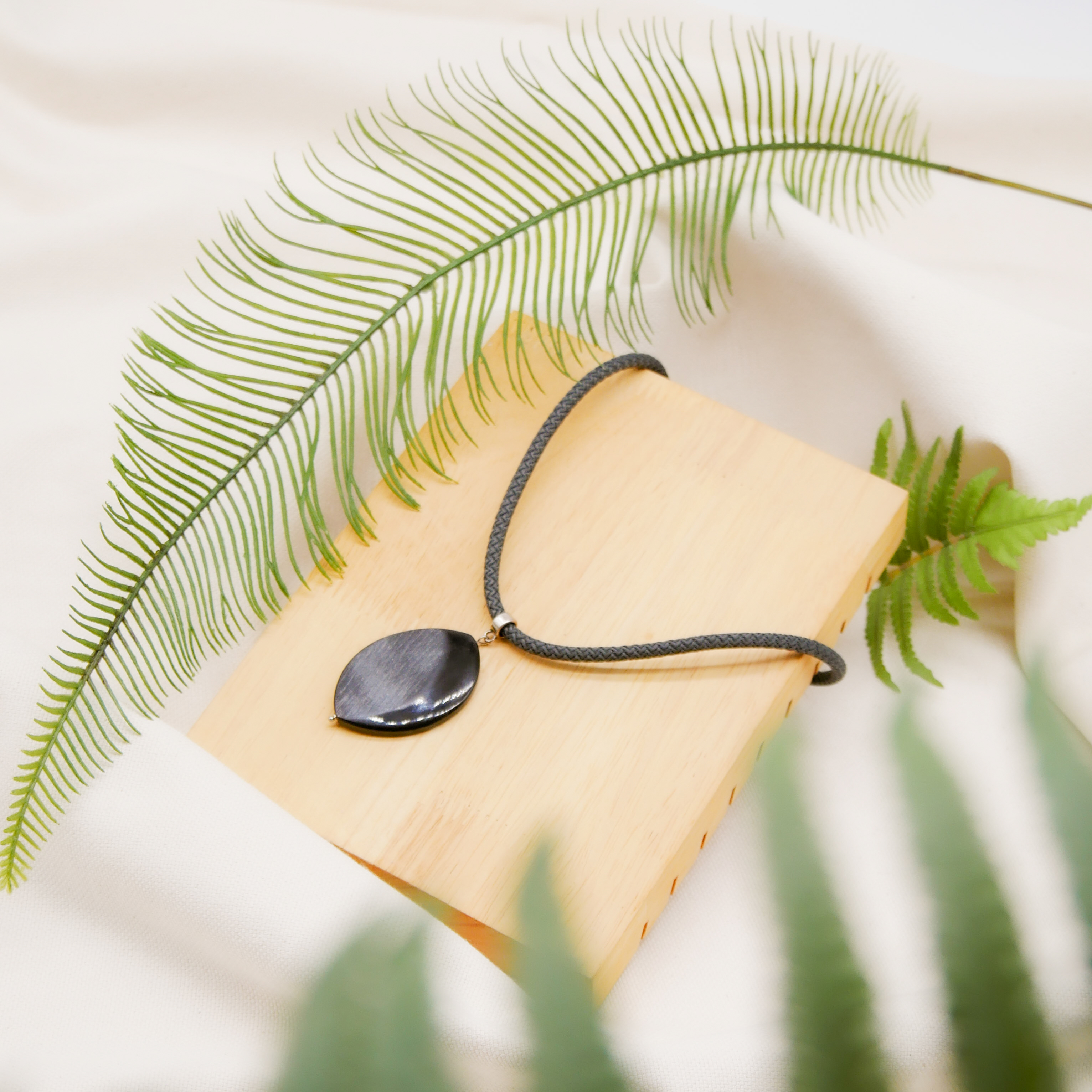 "Nomadic" Kette graues Cordband schwarzer ovaler Hornanhänger mattiert, 35 x 50 mm, silberfarben 