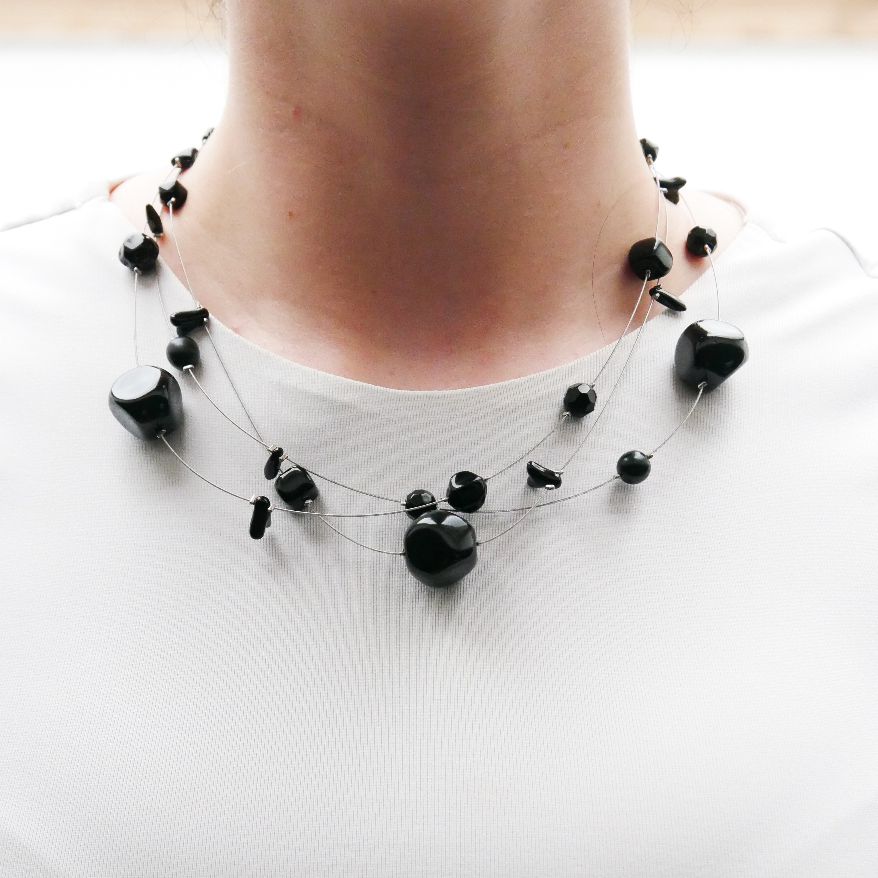  "Jet Schmuck" 3-Strang Kette, schwarze Glasperlen, verschiedene Formen 